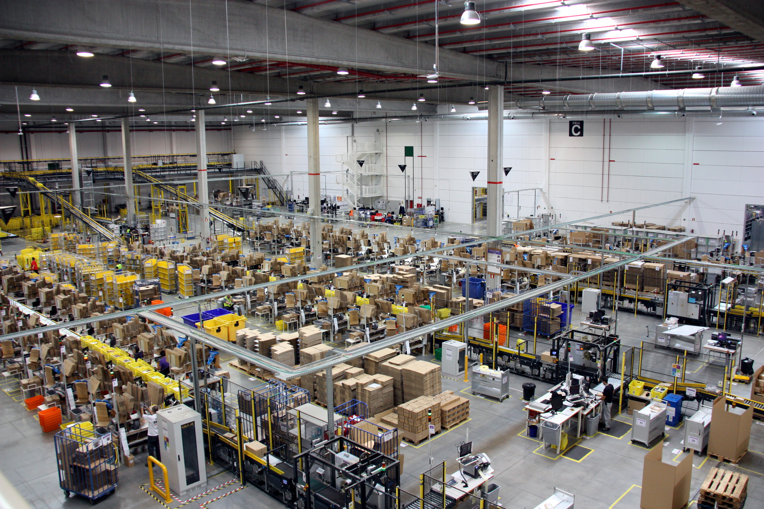 Image of Amazon's logistics centre (by ACN)