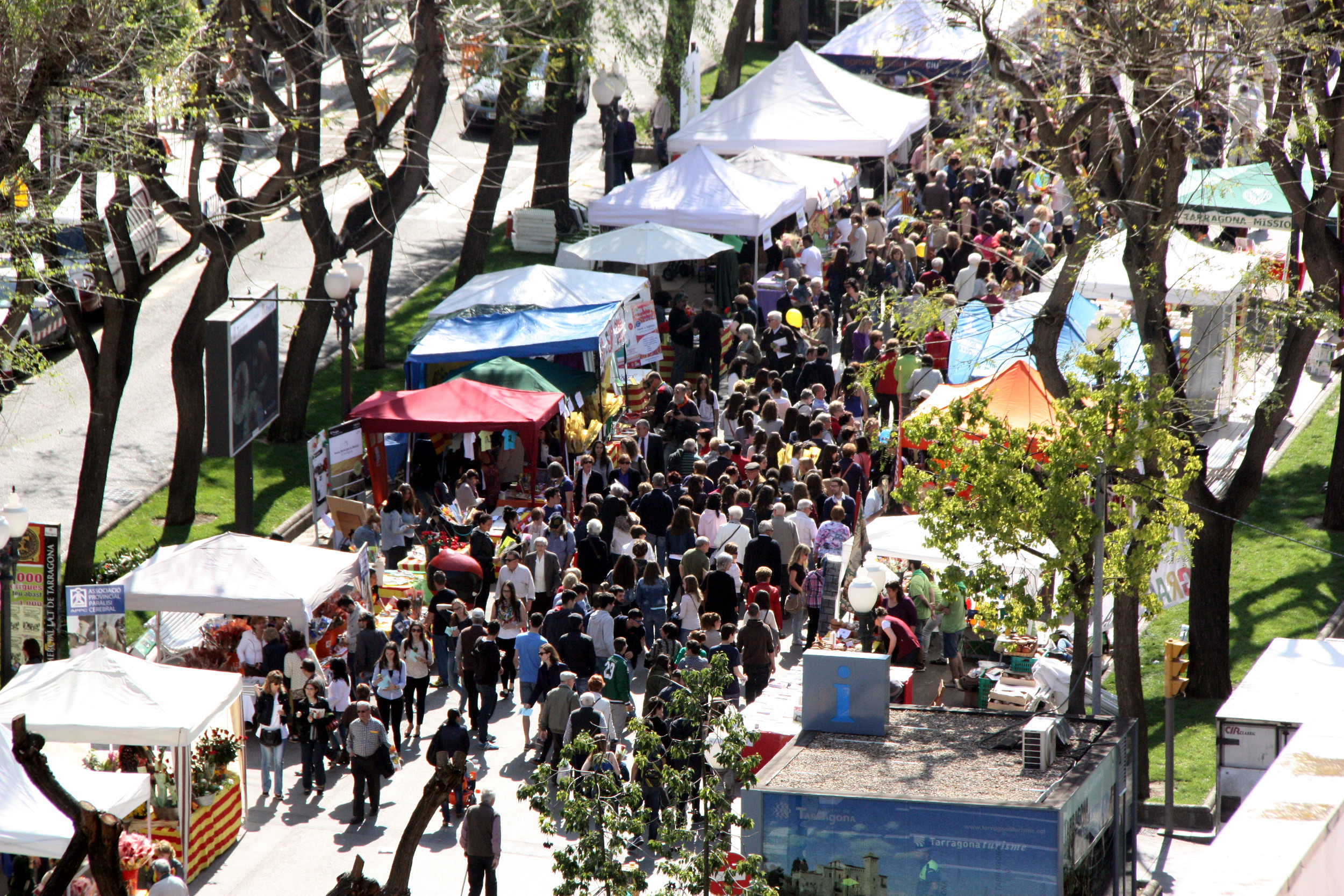 Hundreds of people walking through books and roses' stalls in Tarragona (by ACN)