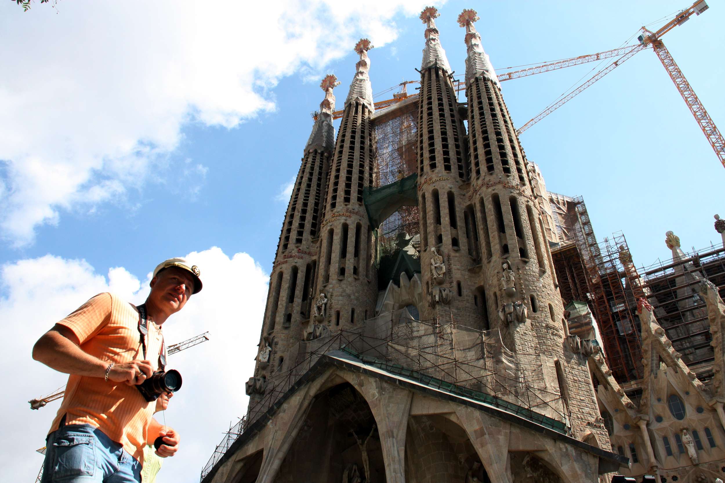 Tourist at Sagrada Familia's entrance (by ACN)