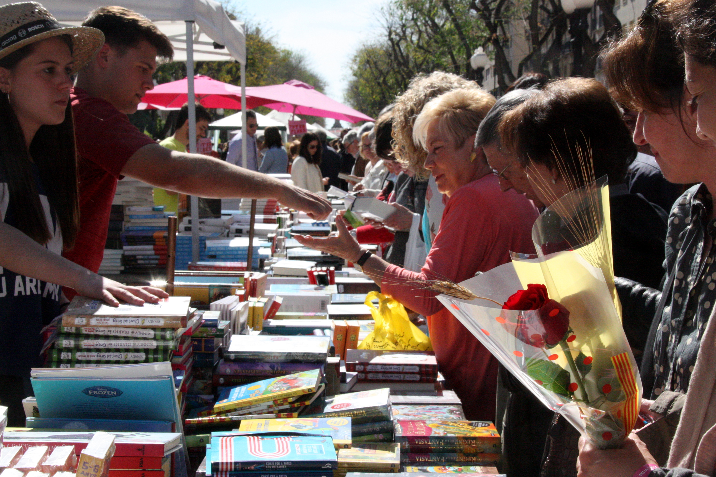 Street full of book stalls and roses in Tarragona, on Sant Jordi's Day (by ACN)