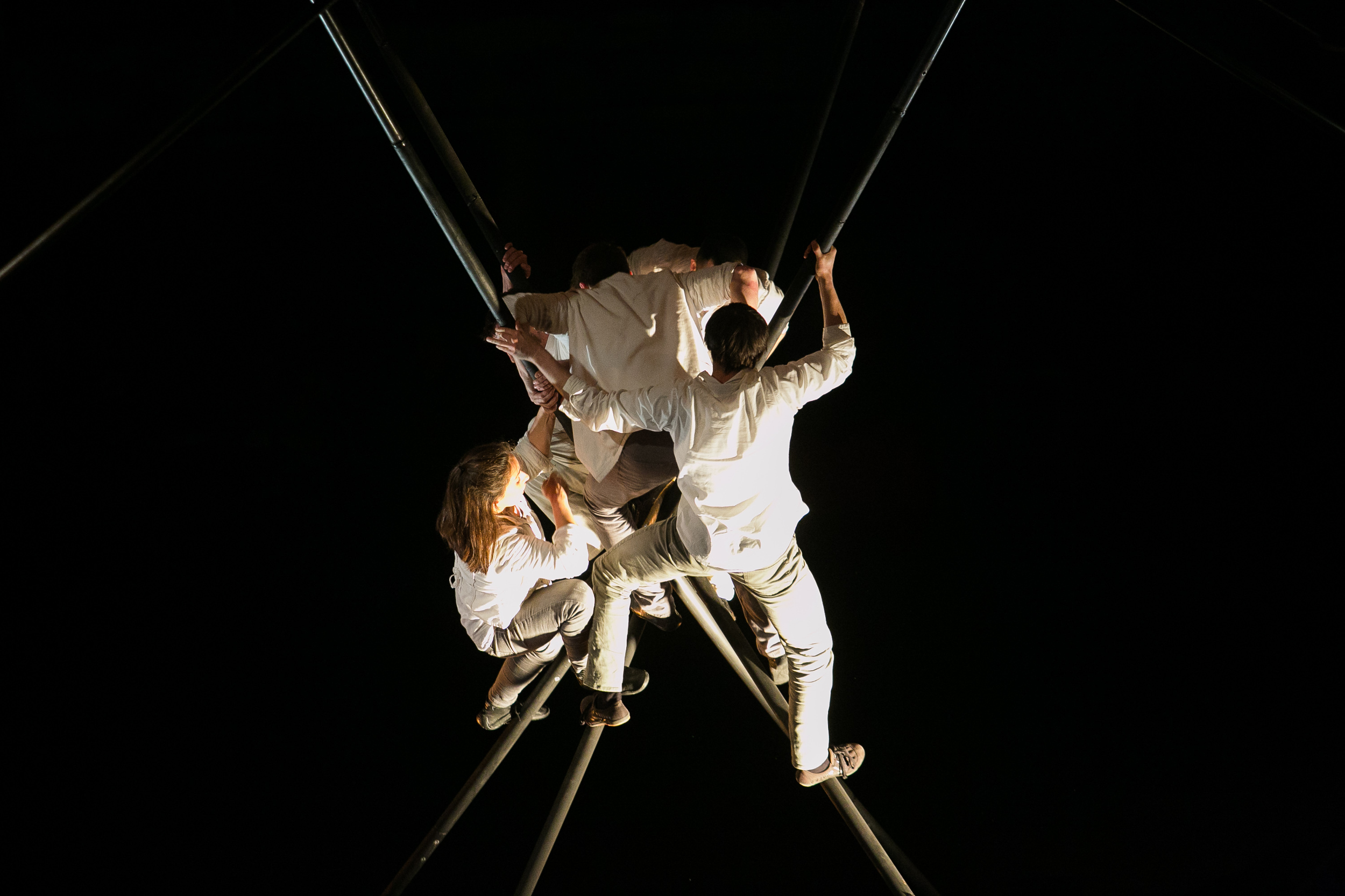 An aerial performance at the 2016 8th edition of Sismògraf Olot Dance Festival (by ACN)