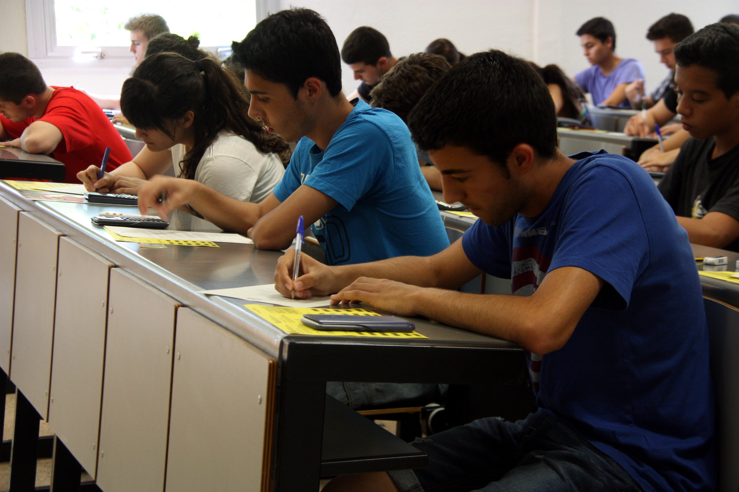 Students doing a test at Universitat Autònoma de Barcelona (by ACN)