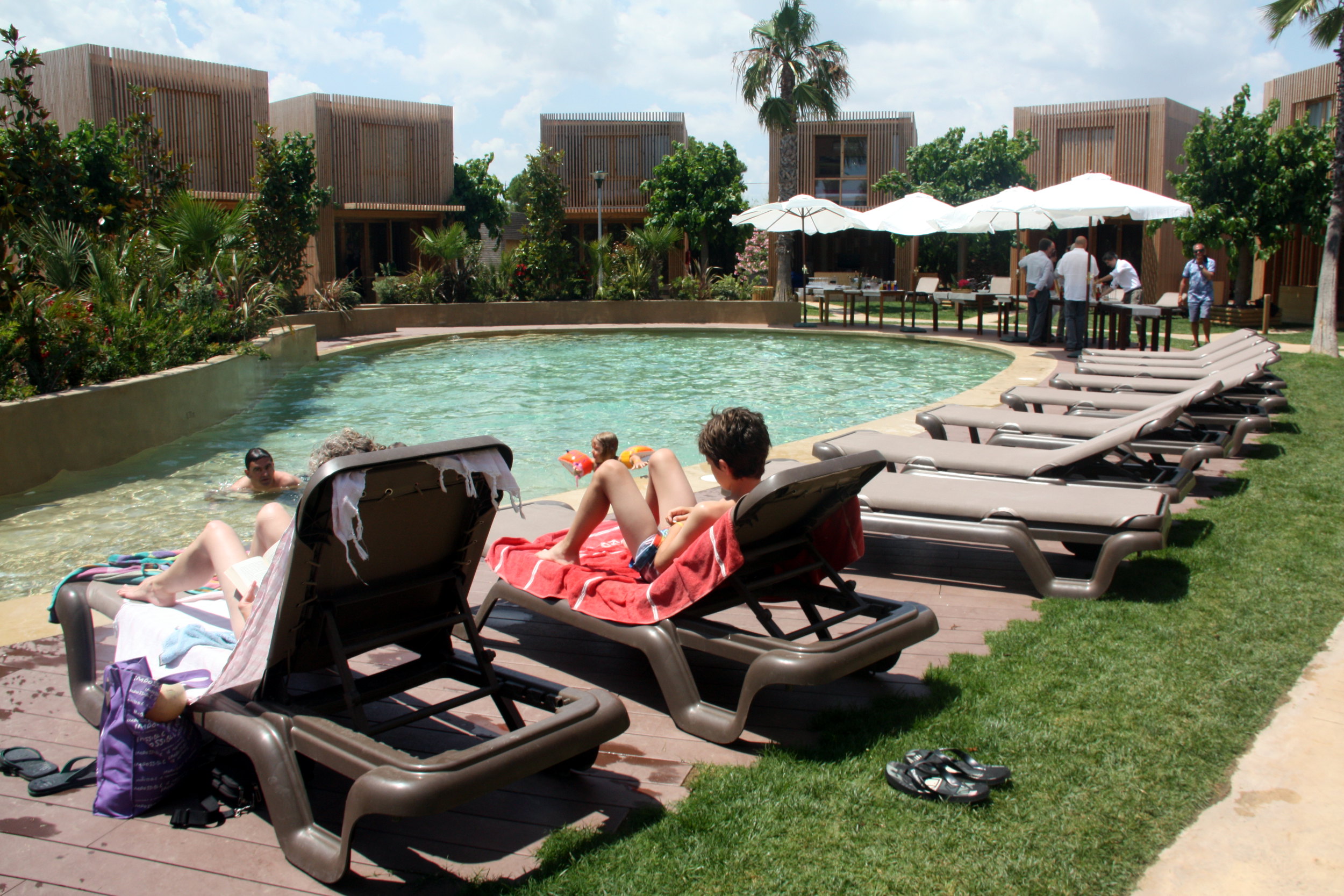 Tourists sunbathing at a camping, in Giron region (by ACN)