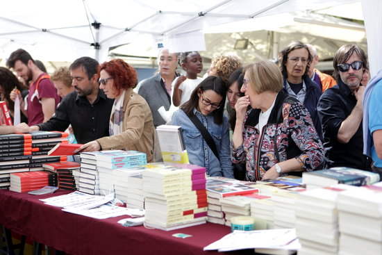 People trying to find a book during St Jordi in Barcelona (by ACN)