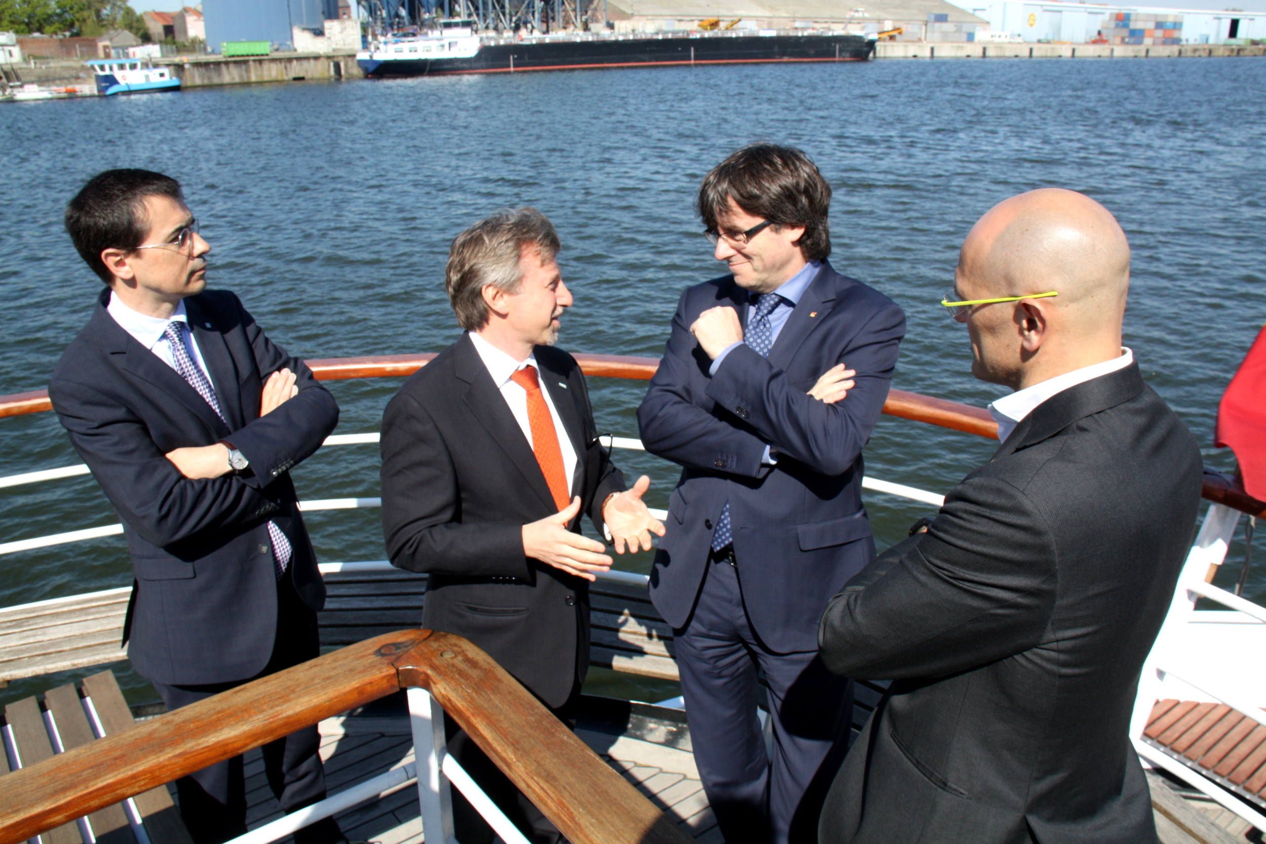 The Catalan President, Carles Puigdemont, with the Foreign Affairs Minister Raül Romeva and the permanent representative to the EU, Amadeu Altafaj, in the port of Ghent (by ACN)