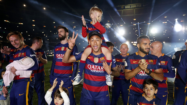 Neymar Jr with his son on Monday night at the Camp Nou (by FCB)