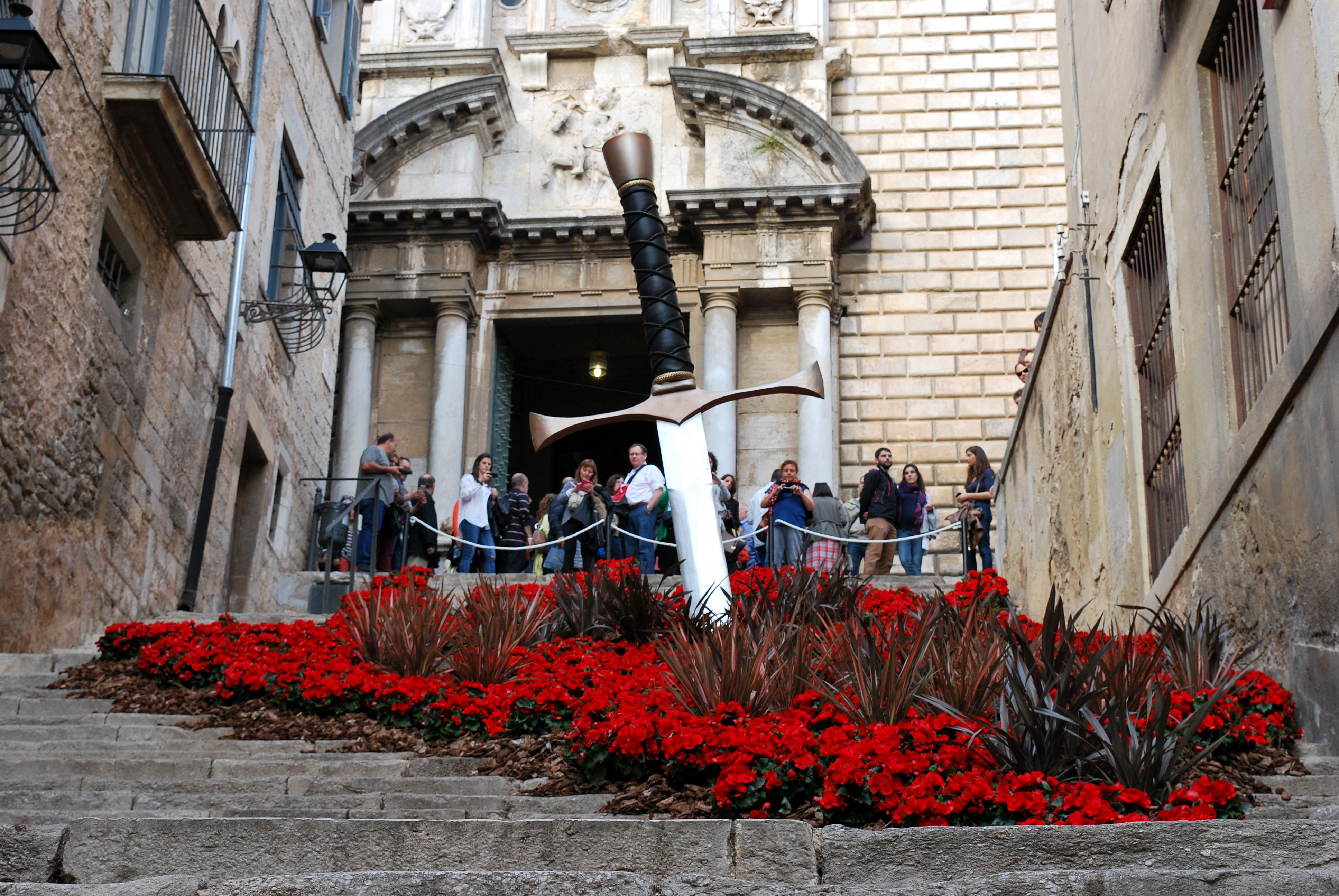 One of Girona's historic centre sights decorated according to HBO' series 'Game of Thrones' during 'Temps de Flors' festival (by ACN)