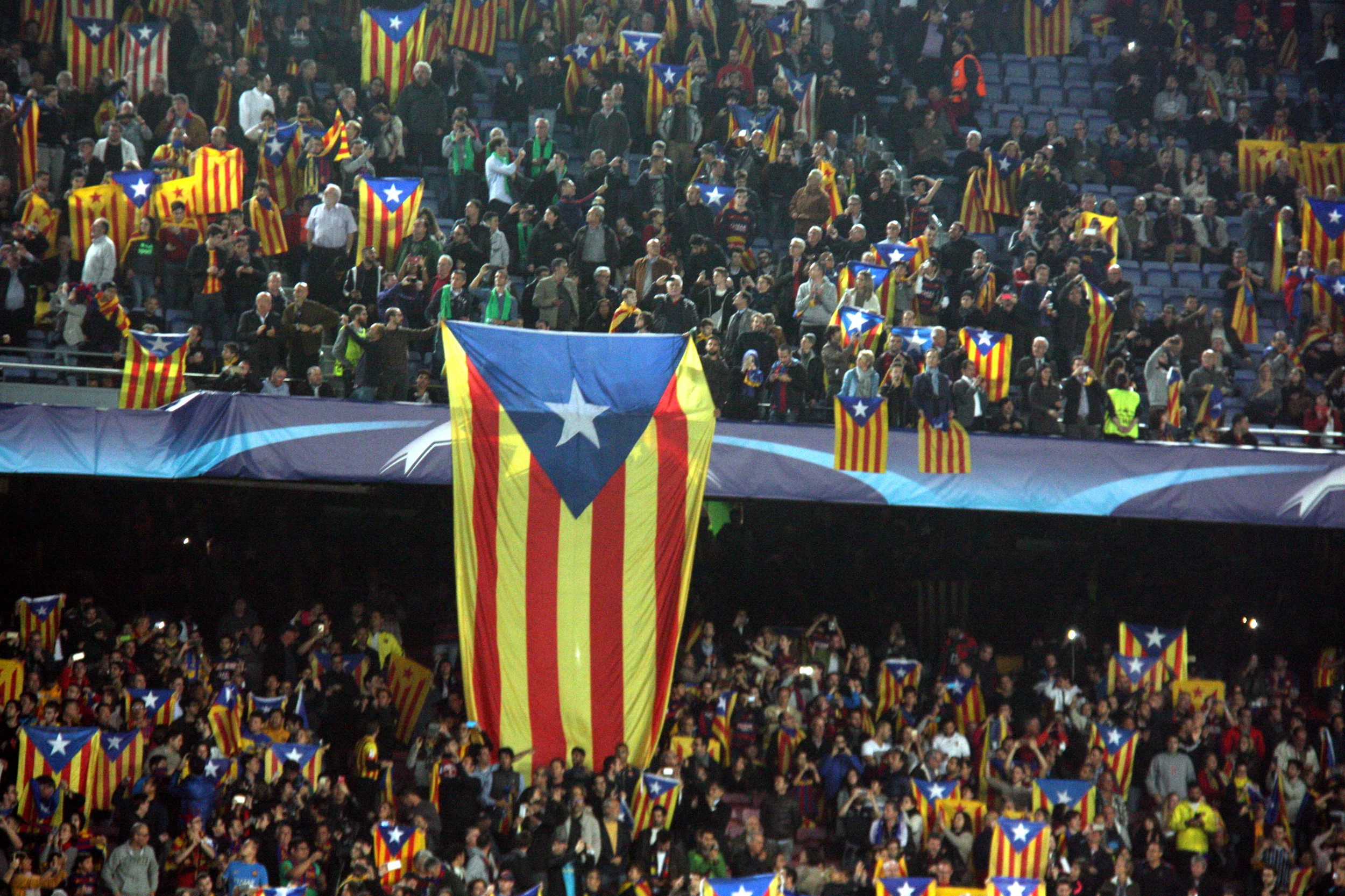 Barça supporters showing 'estelades', Catalonia's pro-independence flag (by ACN)