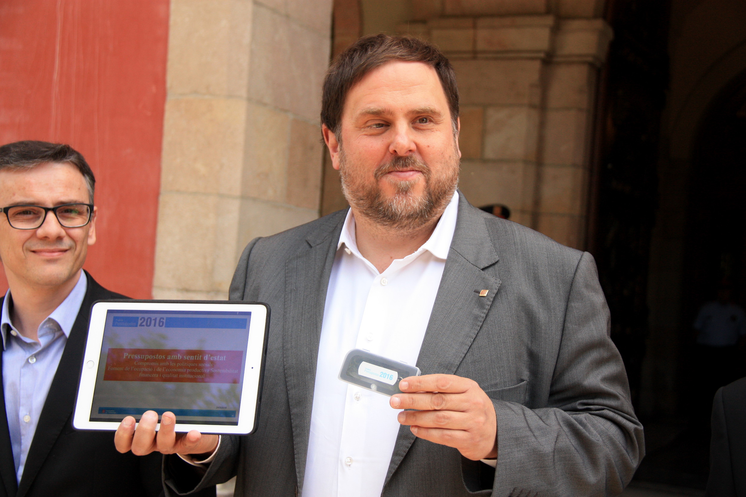 Catalan Vice President and Minister for Economy, Oriol Junqueras presented the draft budget for 2016 on a memory stick (by ACN)