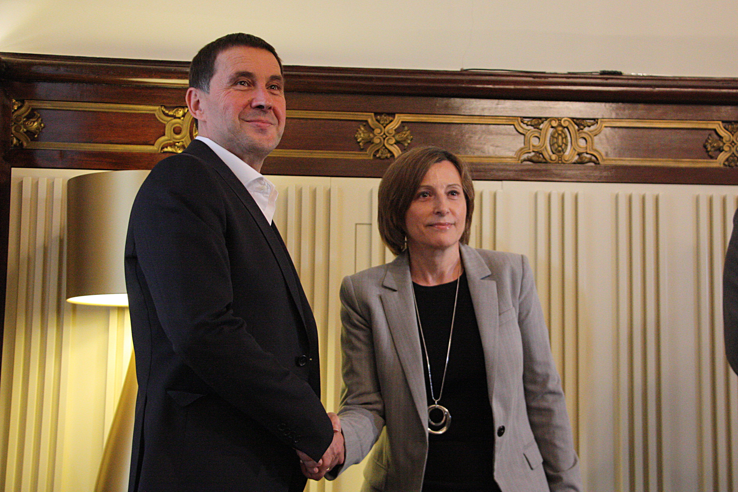Parliament’s President, Carme Forcadell, received this Wednesday the visit of Basque politician and Secretary General of ‘abertzale’ separatist party Sortu, Arnaldo Otegi (by ACN)