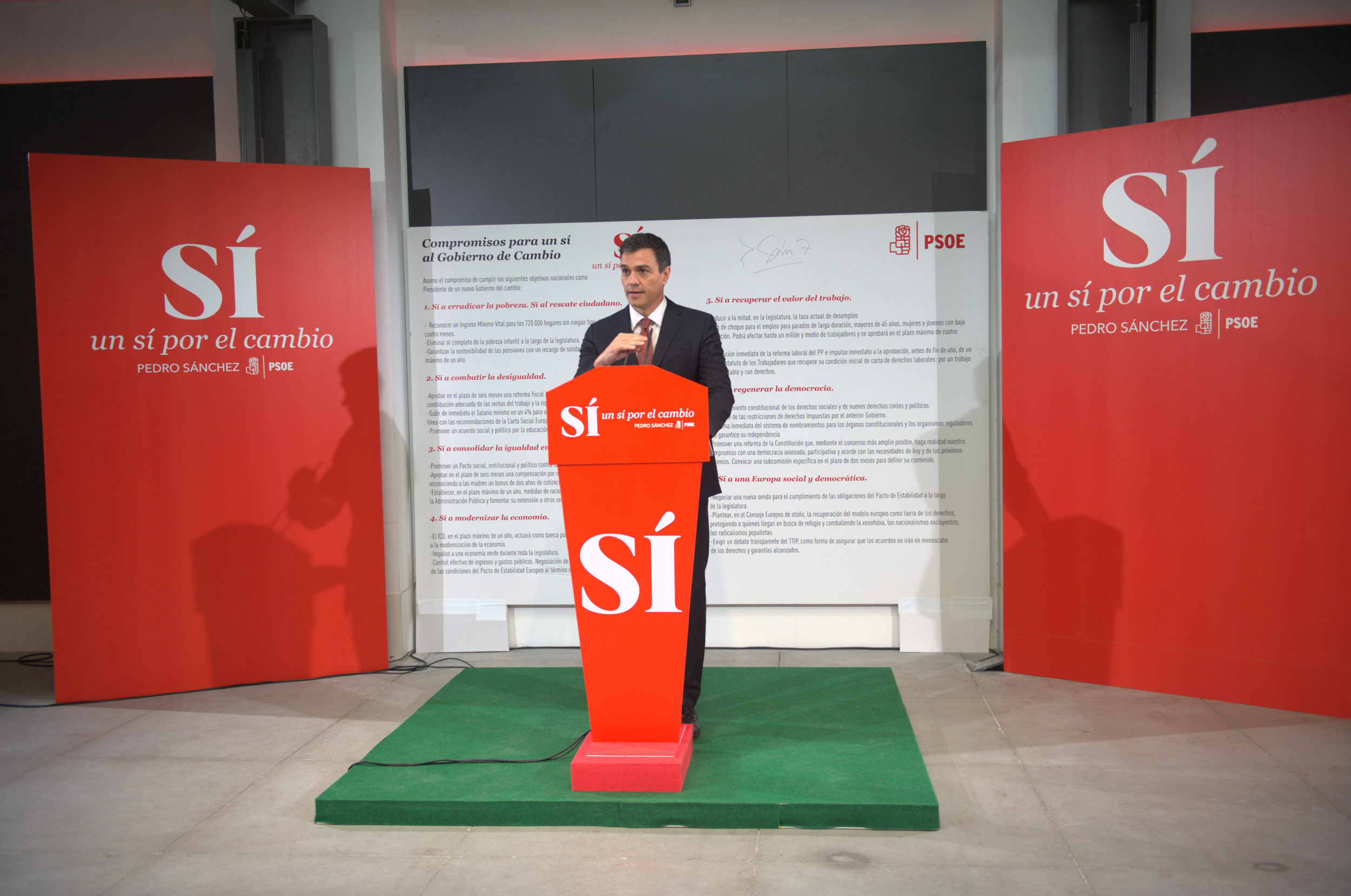 PSOE's leader, Pedro Sánchez, presented the document “Commitments for a ‘yes’ to the government of change” (by ACN)