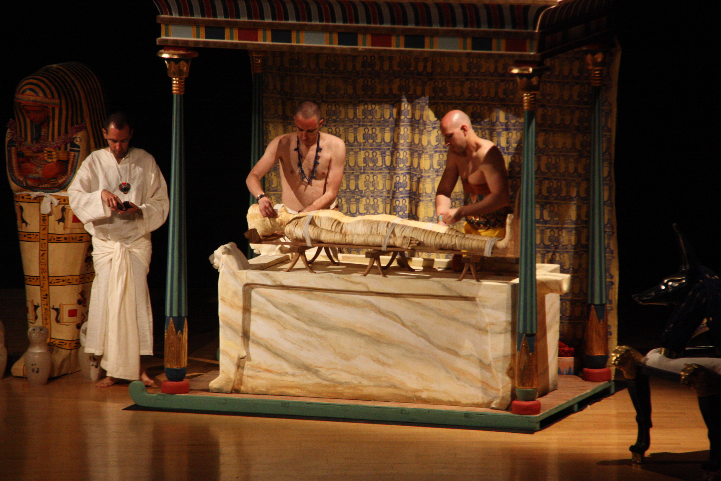 Recreation of a mummification at 'Tarraco Viva' festival (by ACN)