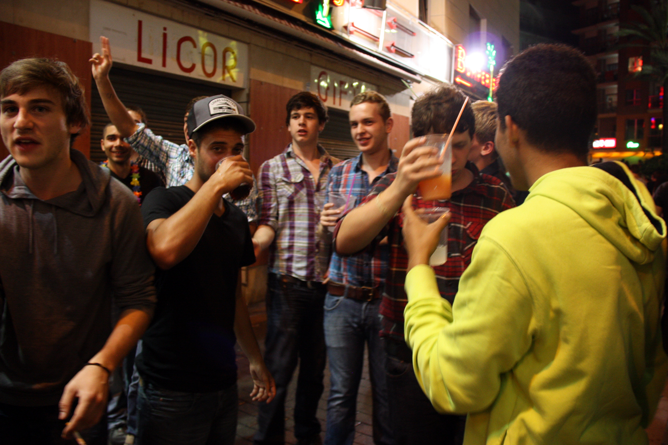 Youngster drinking on the street, during their holidays in Lloret de Mar (by ACN)