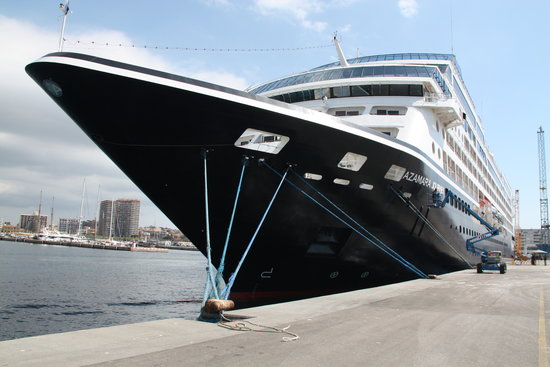The Azamara Journey, which belongs to an American company, in Palamós (by L.Casademont)