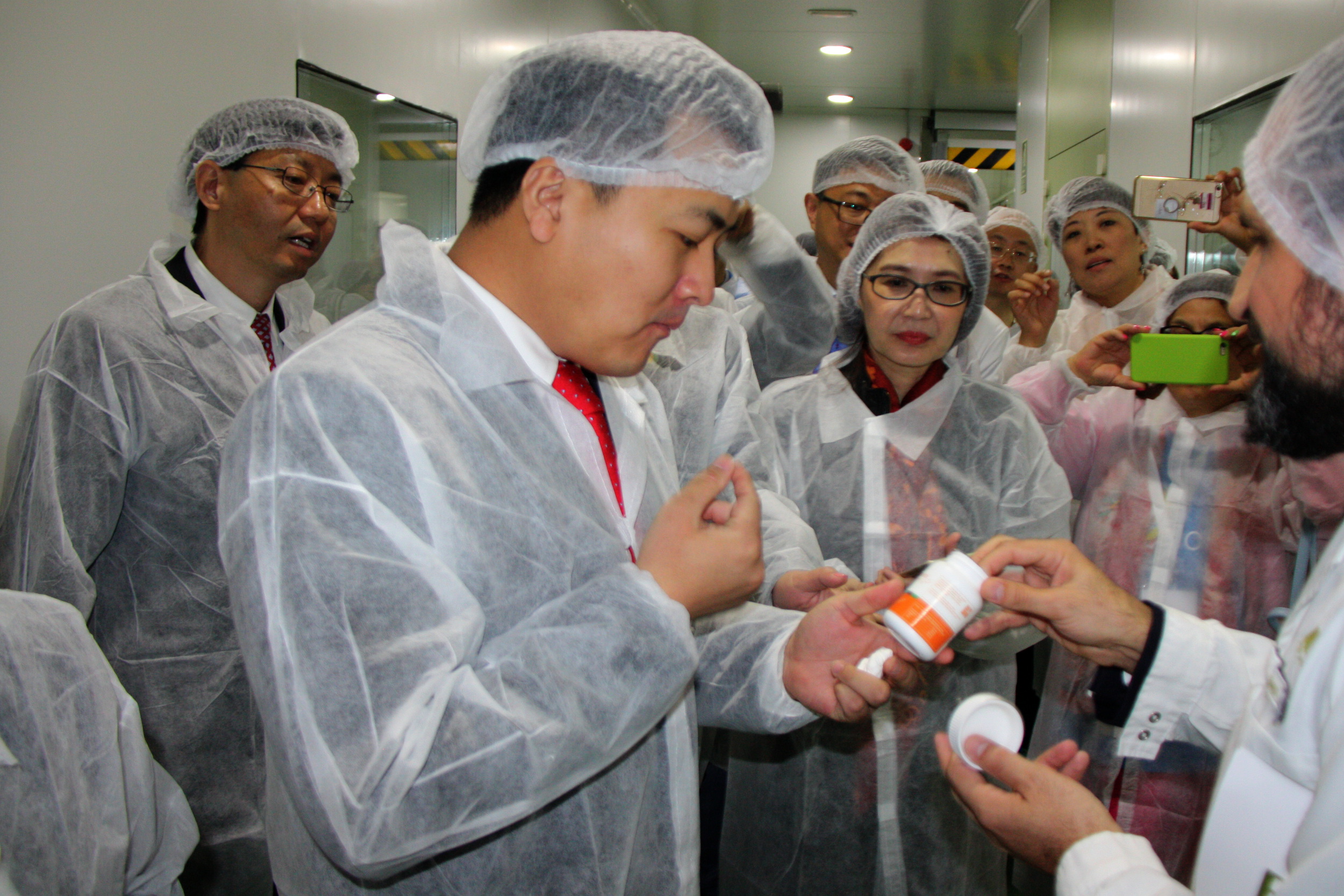 Tiens' Director Assistant, Li Zongmin, during the visit to Eladiet's factory (by ACN)