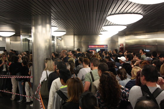 Barcelona commuters have endured this Monday long queues and delays due to a new strike by employees of the city’s metro (by J.Molina)