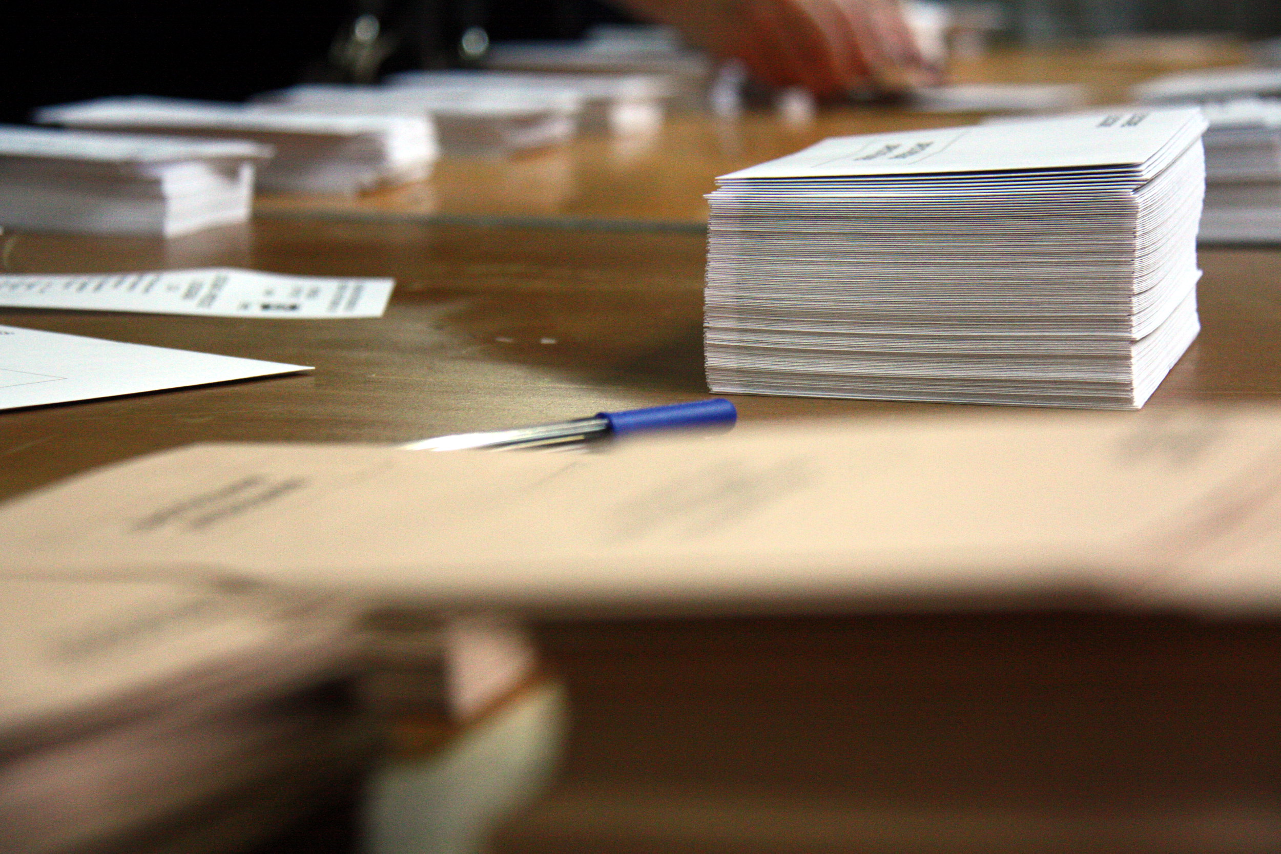 Hand choosing a ballot for the Spanish Elections 2016 (by ACN)