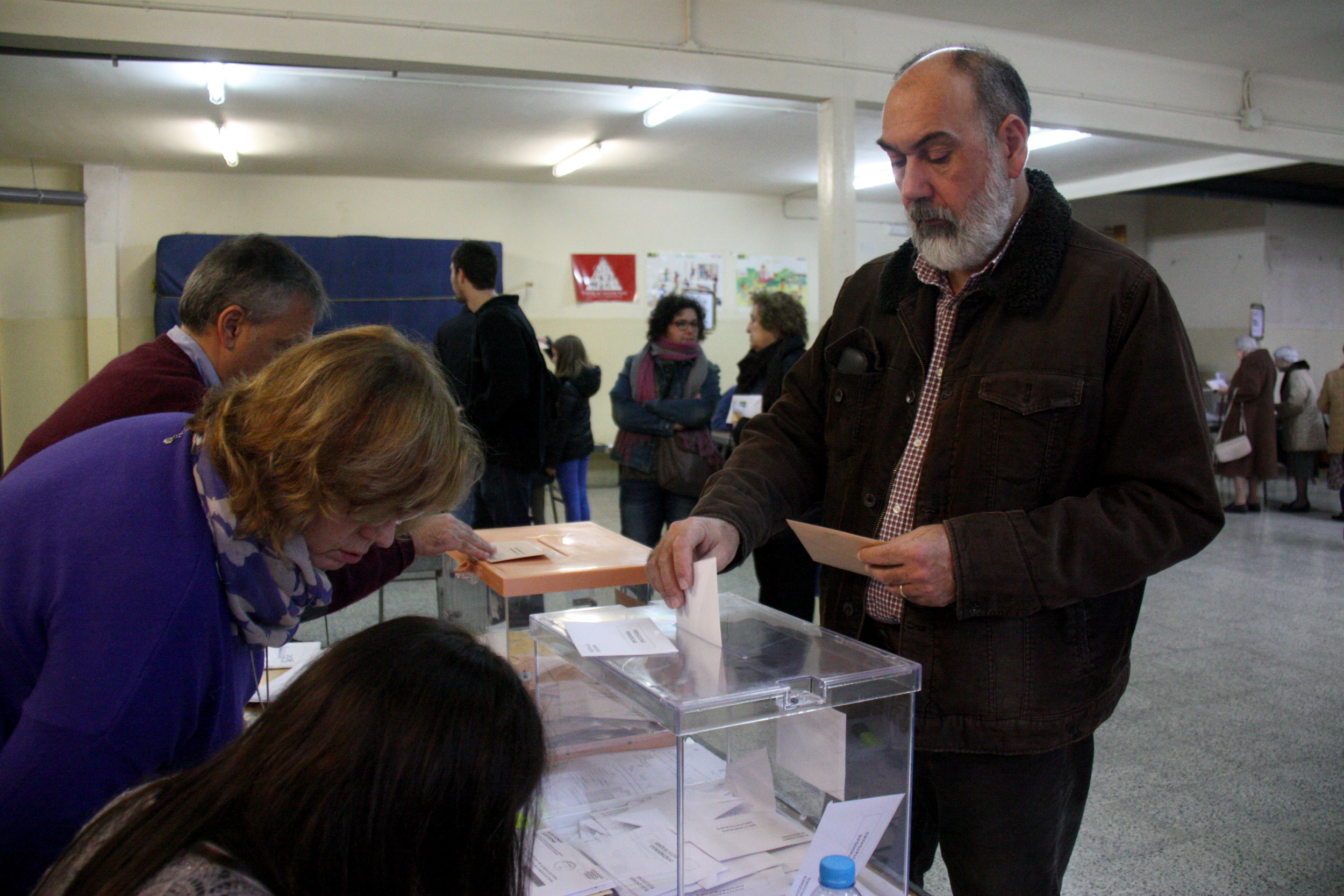Man voting at a polling station in Girona (by ACN)