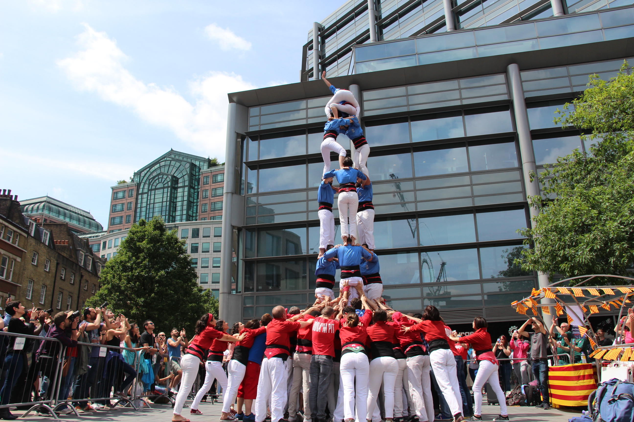 Image of a castell by 'Geperuts de Paris' during the First International Castells Festival, held this weekend in London (by ACN)