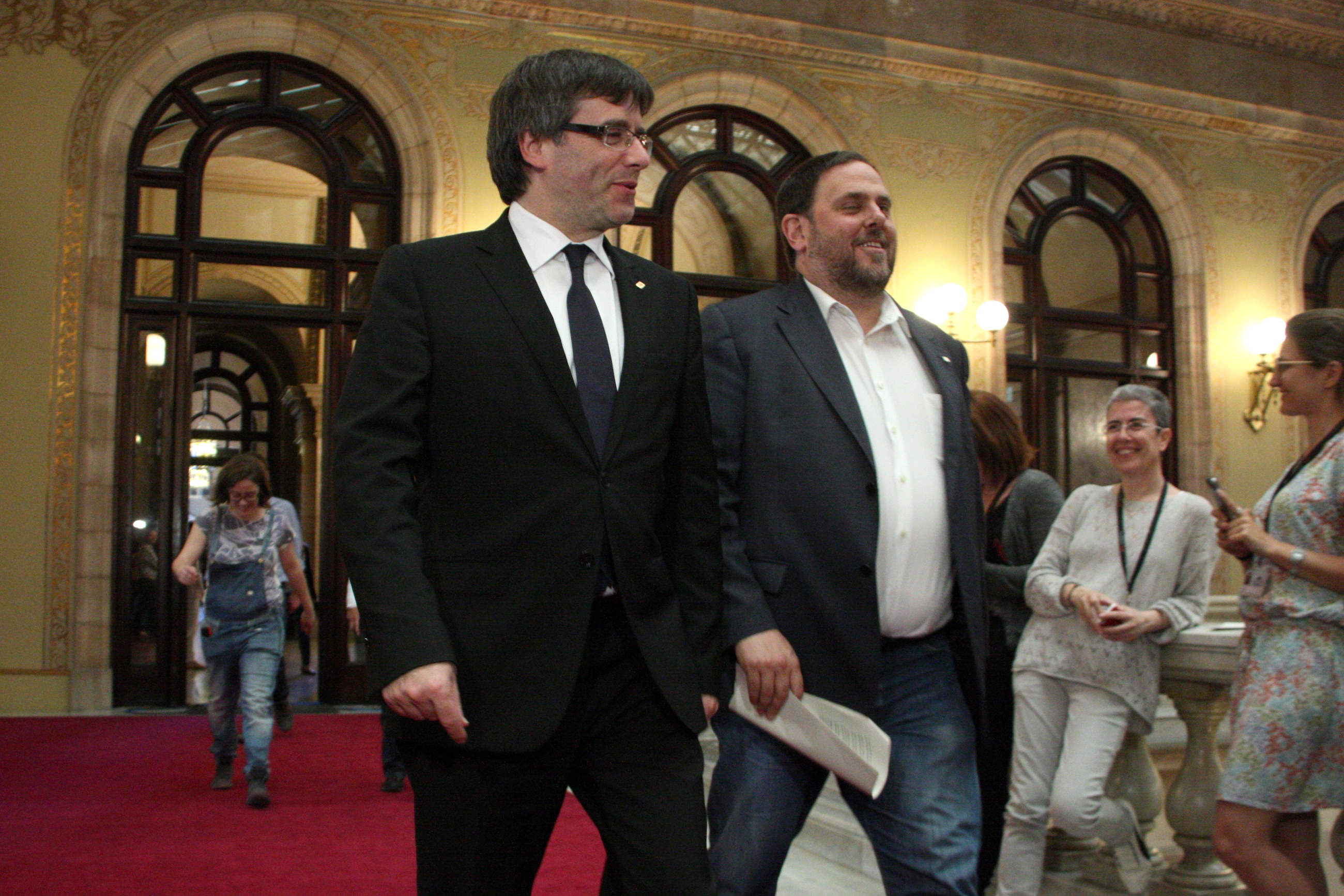 Catalan President, Carles Puigdemont and Catalan Vice President and Catalan Minister for Economy and Tax Office, Oriol Junqueras, in the Parliament (by ACN)