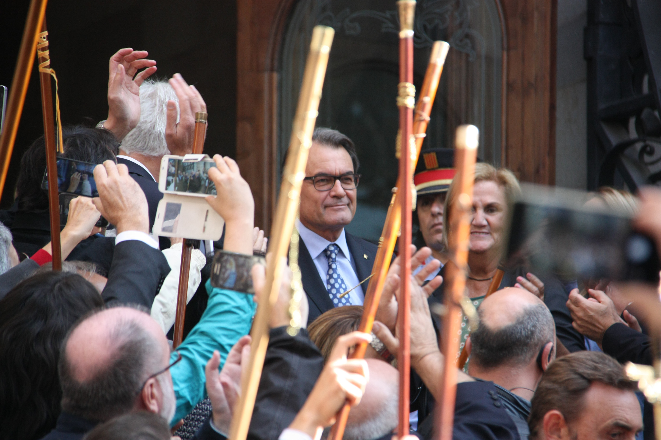 Former Catalan President, Artur Mas, rallied around by thousands of citizens on his way to Catalonia's Supreme Court last October (by ACN)