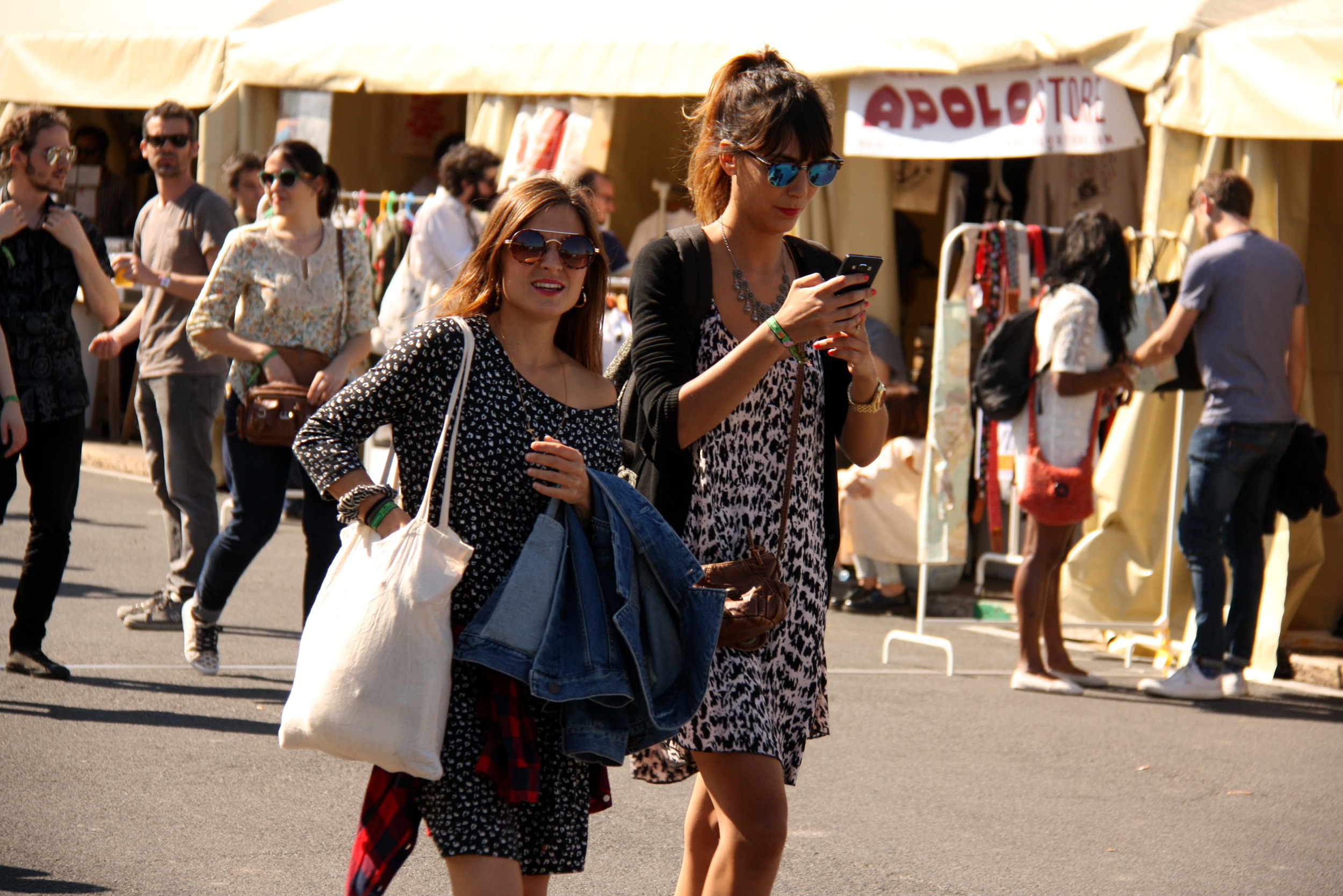 Two girls at Primavera Sound festival, at Barcelona's Parc del Fòrum (by ACN)