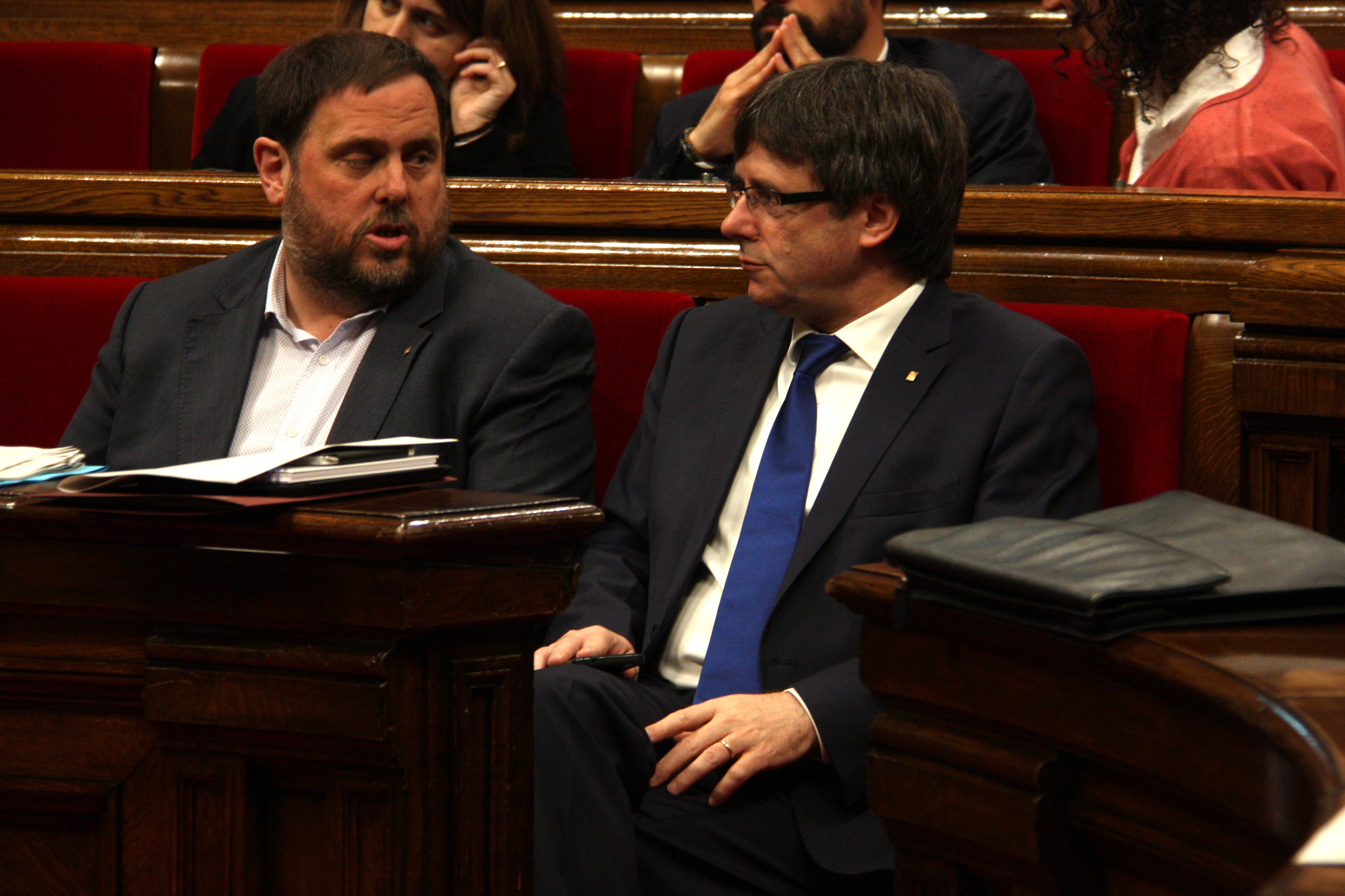 Catalan President, Carles Puigdemont, together with Catalan Vice President and Catalan Minister for Economy and Tax Office, Oriol Junqueras, discussing the scenario after CUP's veto on the budgfet for 2016 (by ACN)