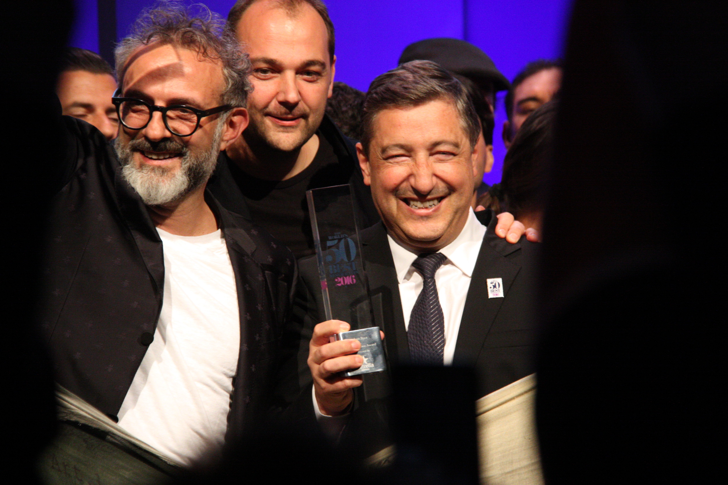 Chef Joan Roca together with winning 'Osteria Franciscana's owner, Massimo Bottura (by ACN)