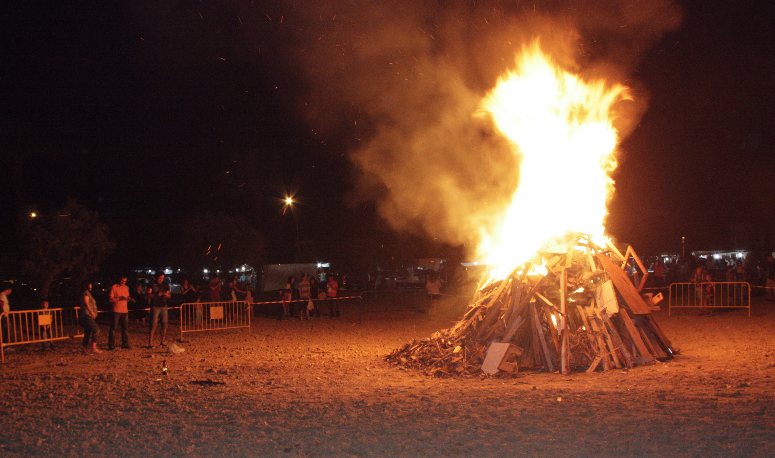 Sant Joan's bonfire in Castelló d'Empúries, Girona (by ACN)