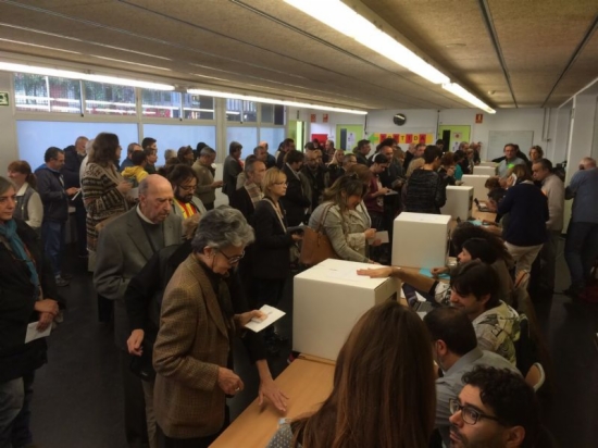 Voters during the participatory process of the 9th of November (by ACN)