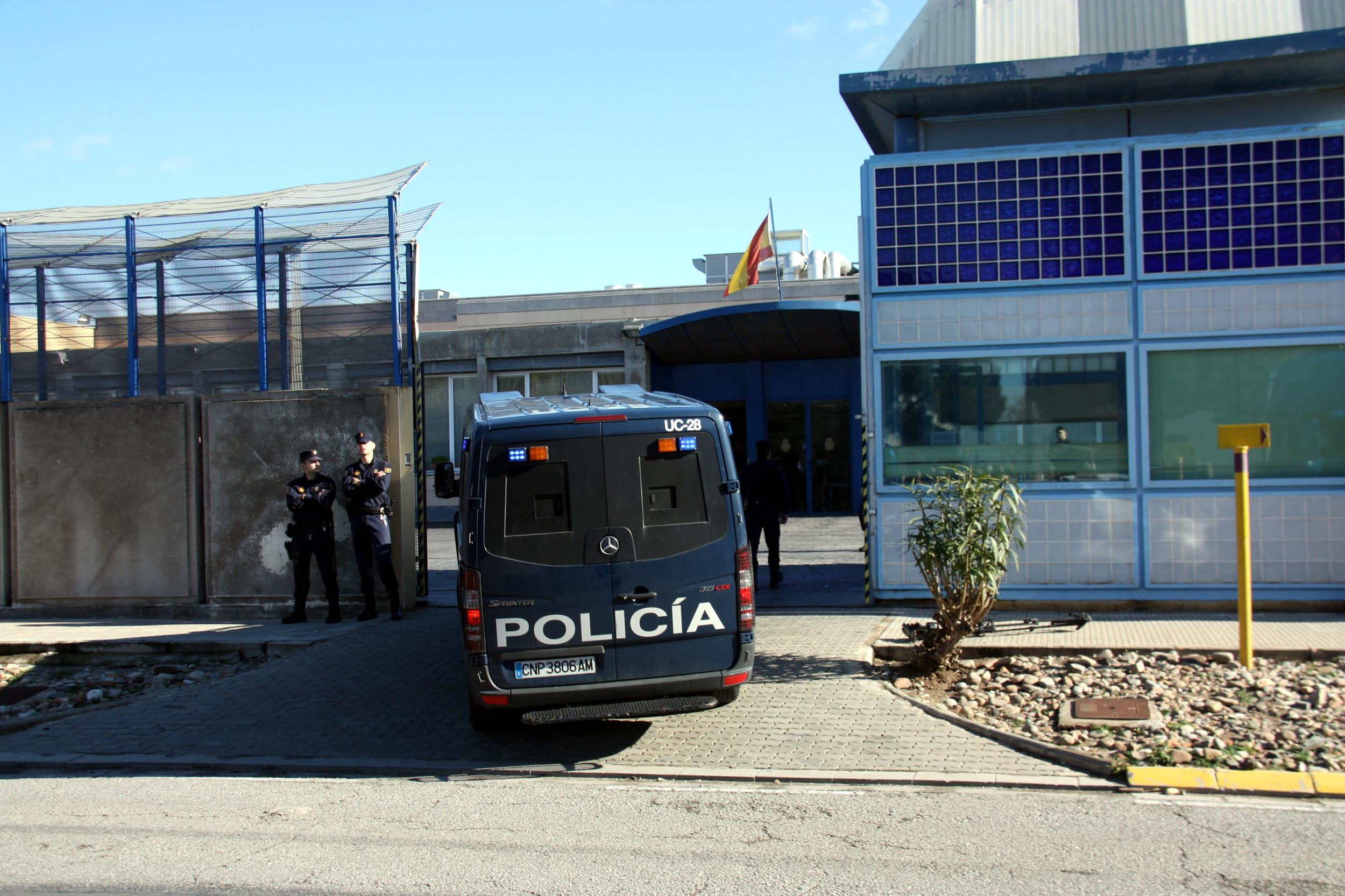 Police van entering the Immigration Detention Centre (CIE), in Barcelona (by ACN)