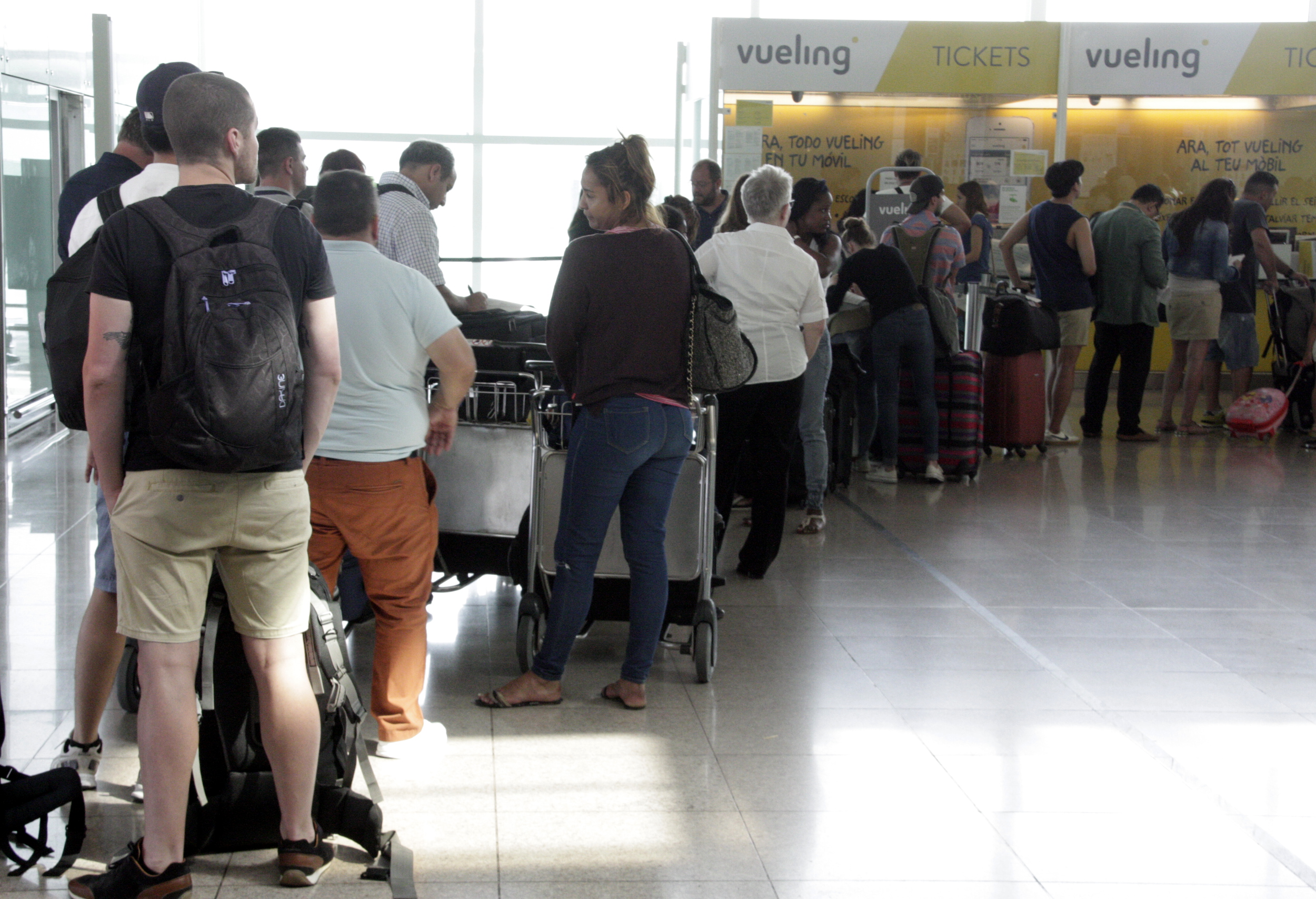 Passengers queuing in front of Vueling customers' service, at Barcelona El Prat airport (by ACN) t