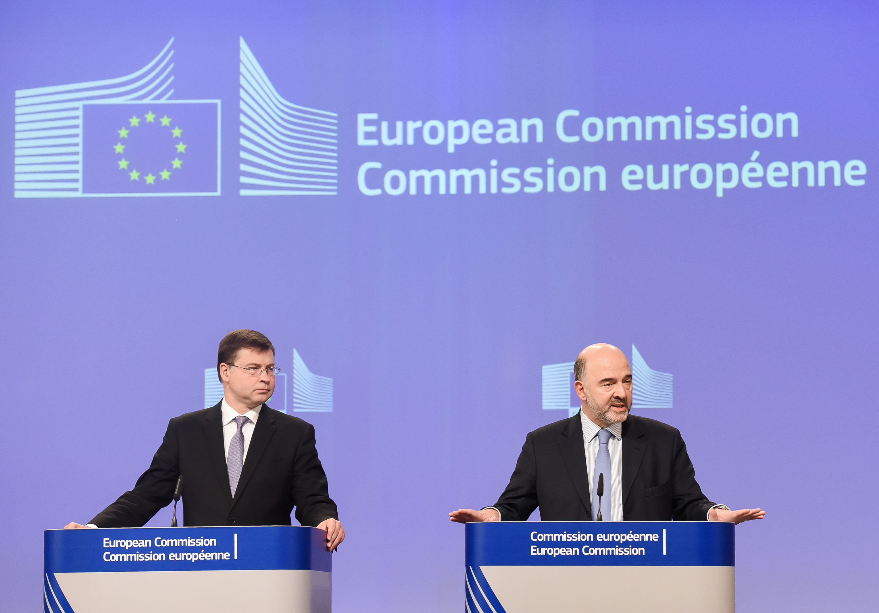 Vice President Valdis Dombrovskis, responsible for the Euro and Social Dialogue Commissioner for Economic and Financial Affairs, Taxation and Customs, Pierre Moscovici (by EC)