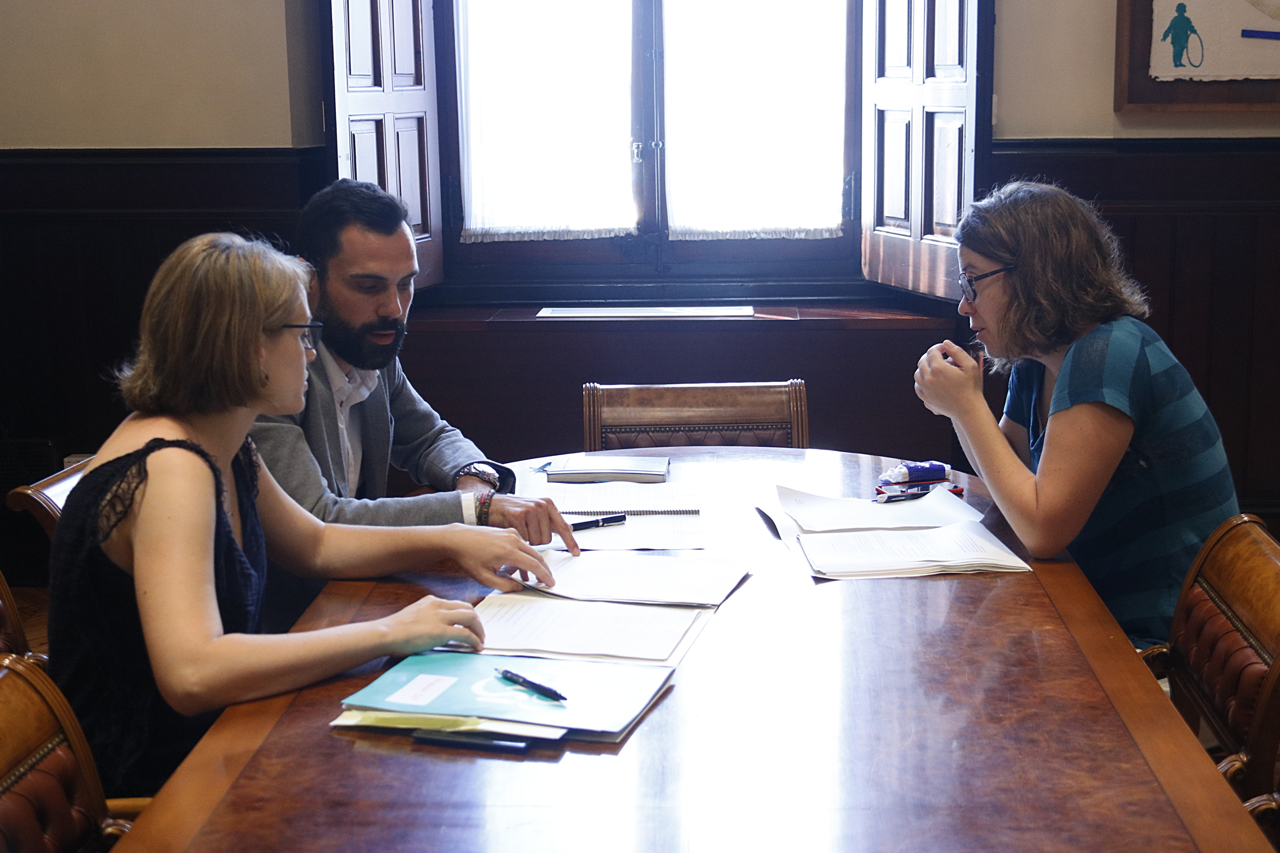 Pro-independence MPs from 'Junts Pel Sí' and CUP debating on the law for the Catalan Tax Agency (by ACN)