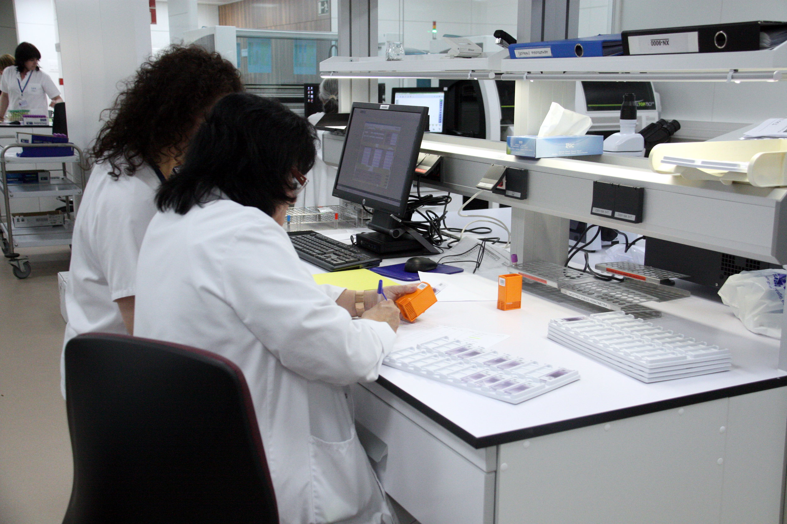 Two women working in a laboratory in Catalonia (by ACN)