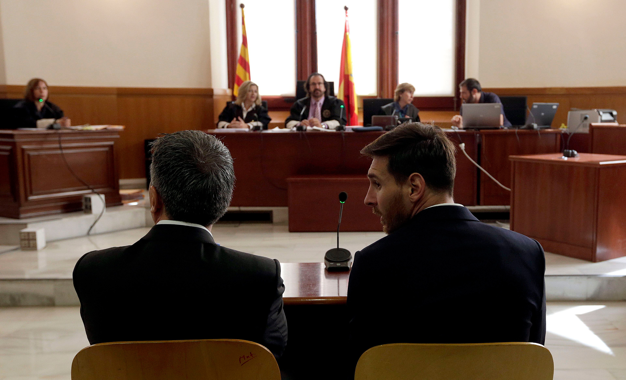 Lionel Messi and his father Jorge during the hearing at Barcelona's High Court, last June (by ACN)