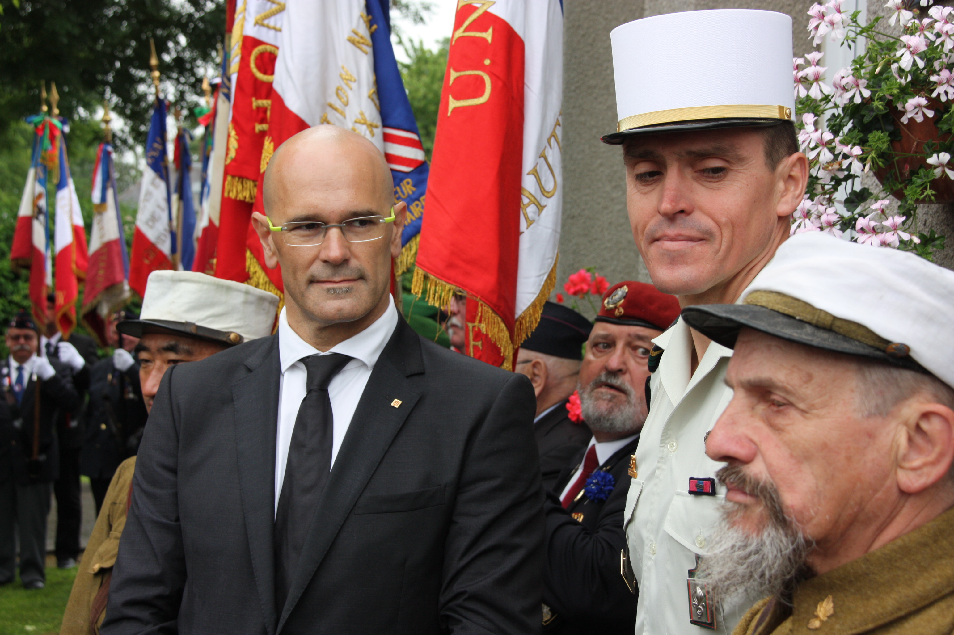 Catalan Minister for Foreign Affairs, Raül Romeva, with French soldiers and surrounded by flags, at the homage to the soldiers who fought with the French Foreign Legion in the battle of Belloy-en-Santerre, in 1916 (by ACN)