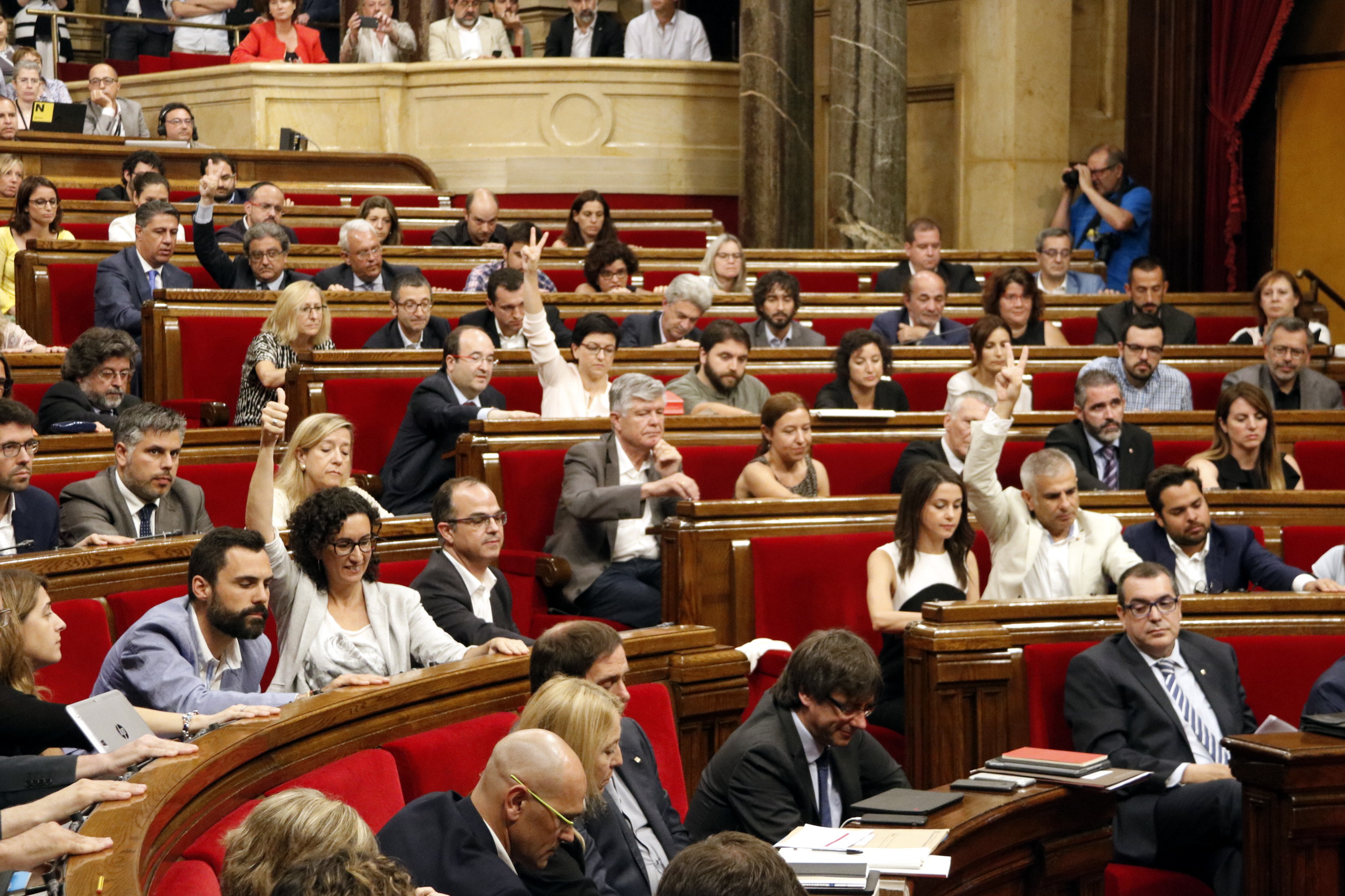 MPs voting in the Parliament's session the conclusions of the Committee to Study the Constitutive Process