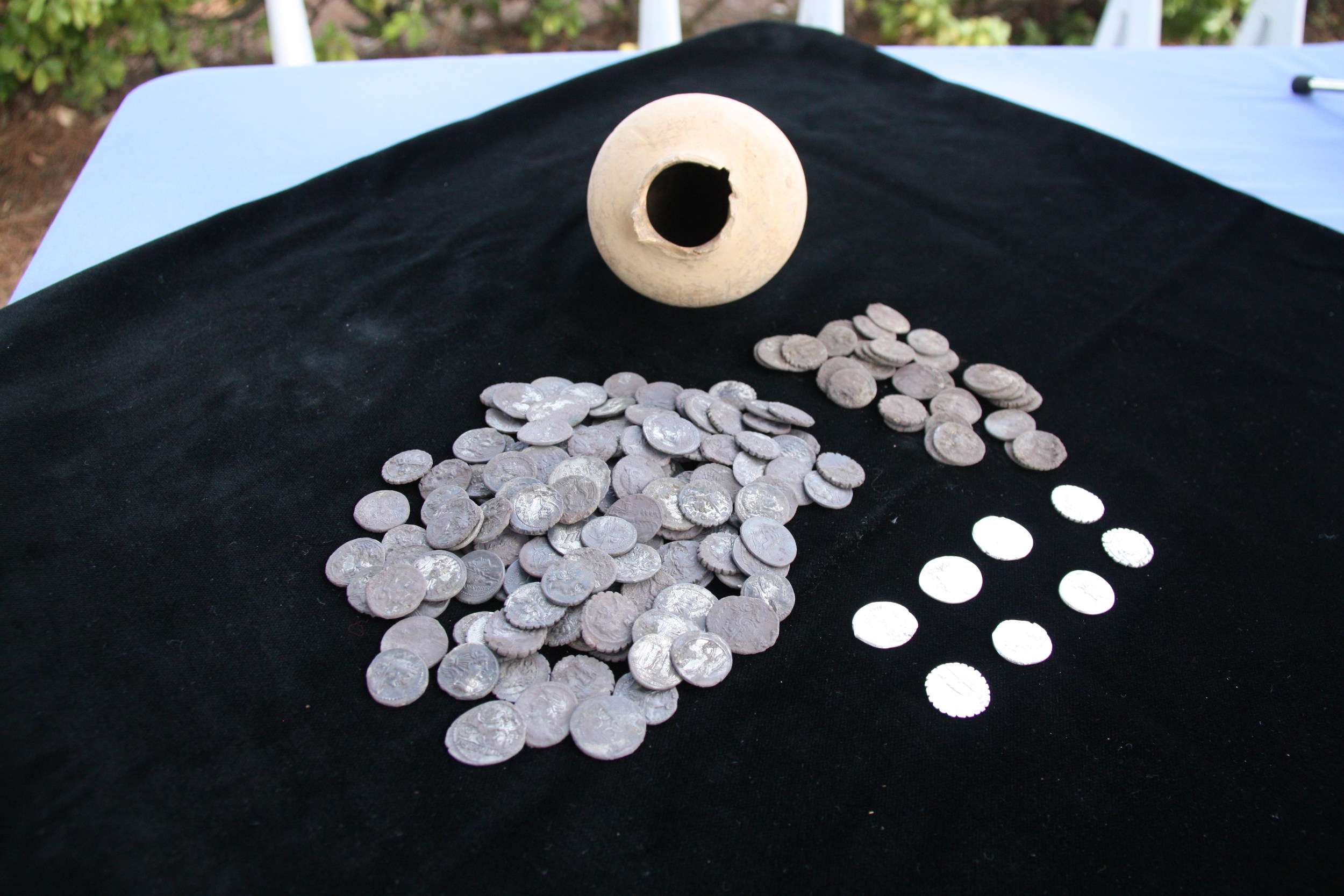 A ceramic-vase containing 200 silver denarius, dating from the 1st century B.C, was found in the Roman site of Empúries (by ACN)