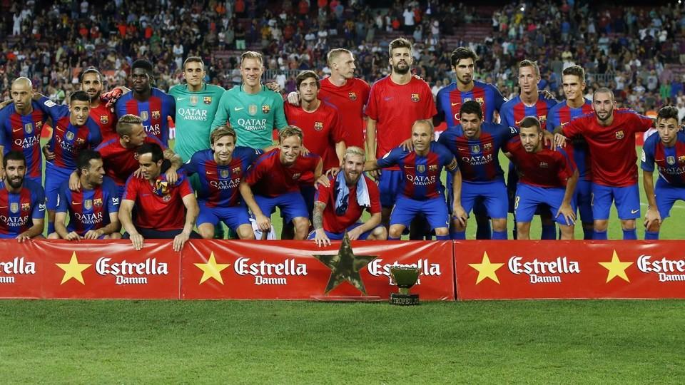 Barça squad with the Joan Gamer trophy at Camp Nou (by FCB)