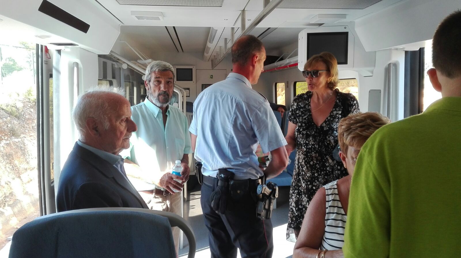 Police officer addressing the passengers inside a train (by ACN)