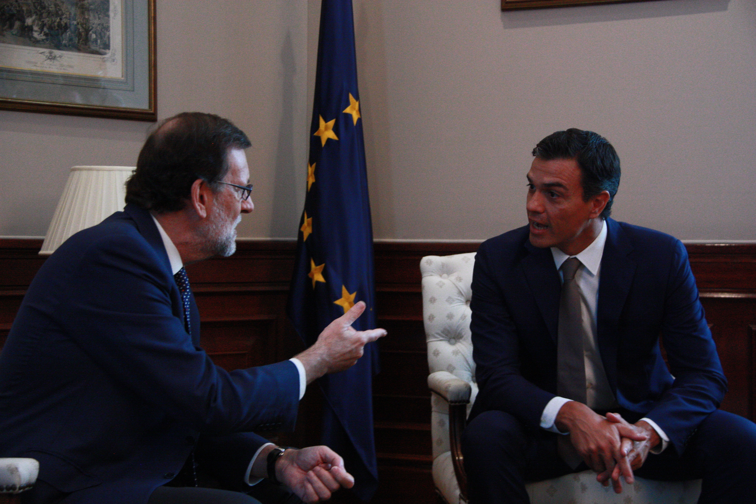 The Spanish President, Mariano Rajoy, and the PSOE leader, Pedro Sánchez (by X.Vallbona)