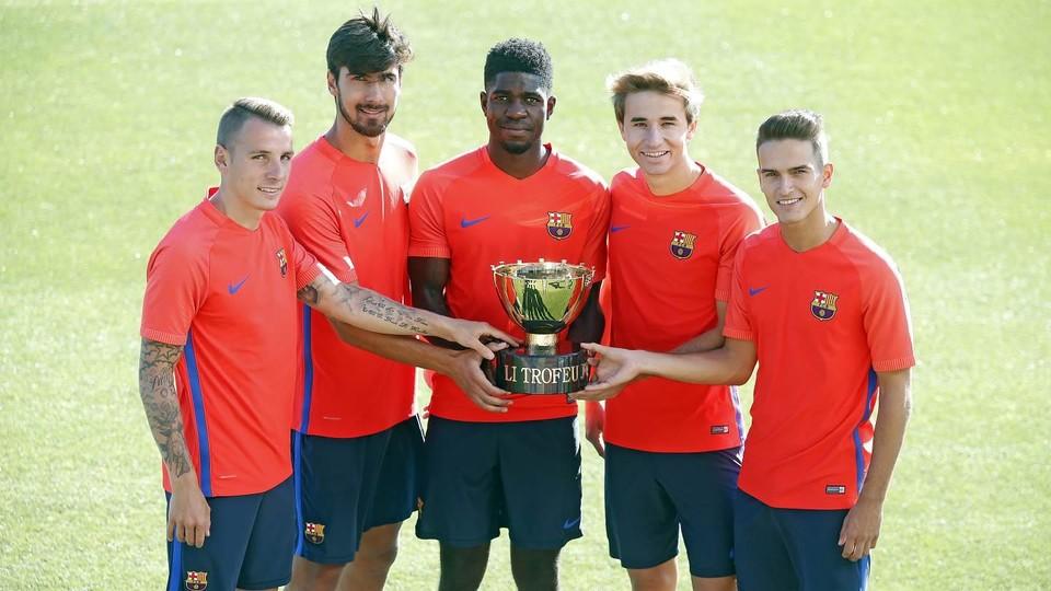 FC Barcelona's five new players with the trophy they'll be playing for on Wednesday night (by FCB)