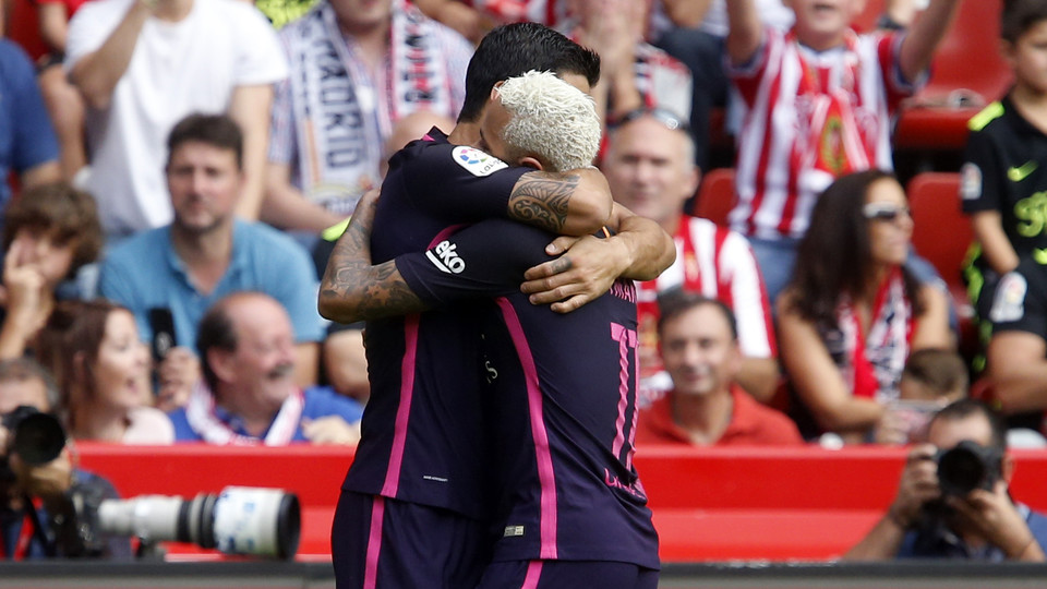 Neymar Jr and Suárez hug each other during the Sporting much (by M. Ruiz)