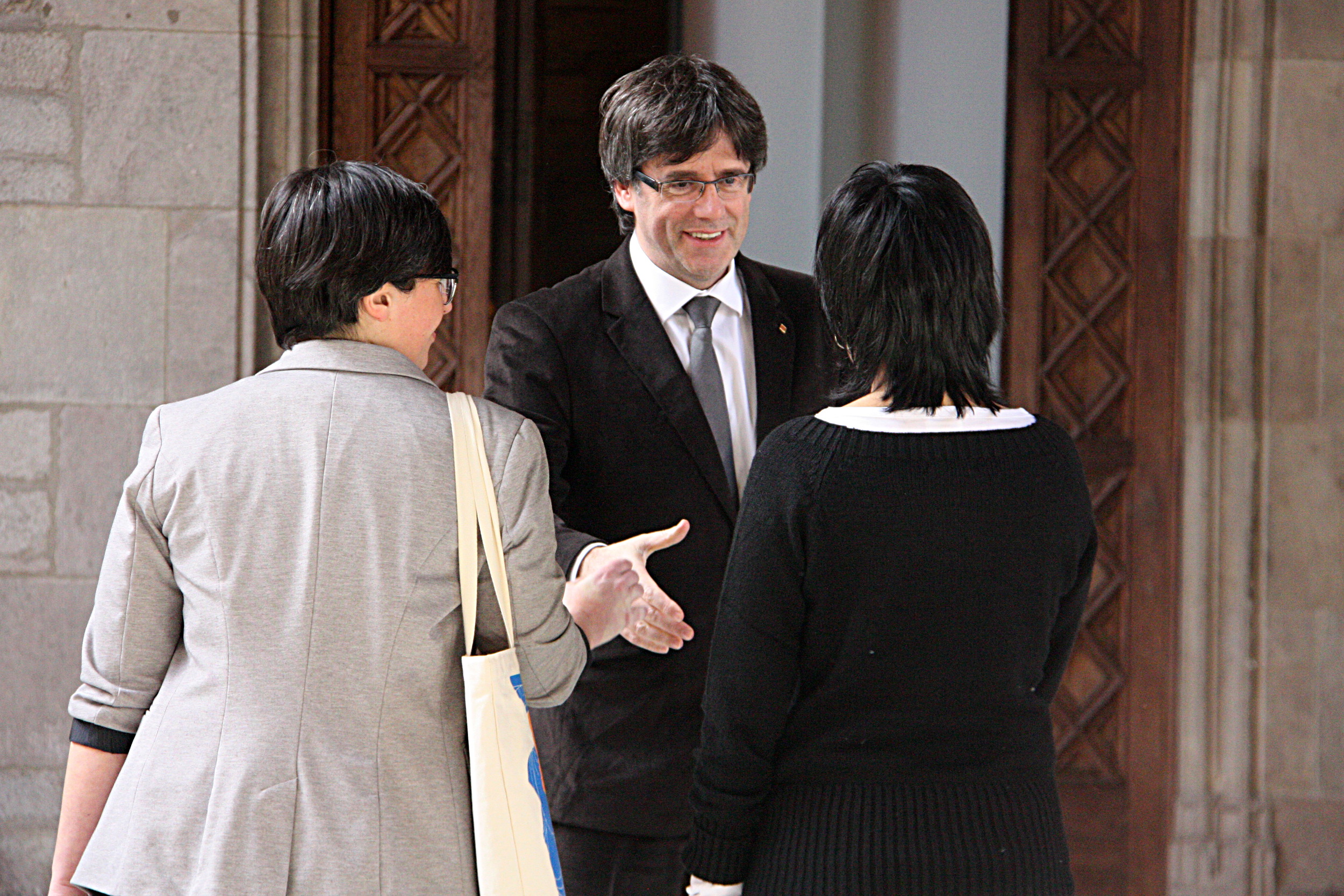 Catalan President, Carles Puigdemont shaking hands with CUP MPs Anna Gabriel and Mireia Boya, last February (by ACN) 