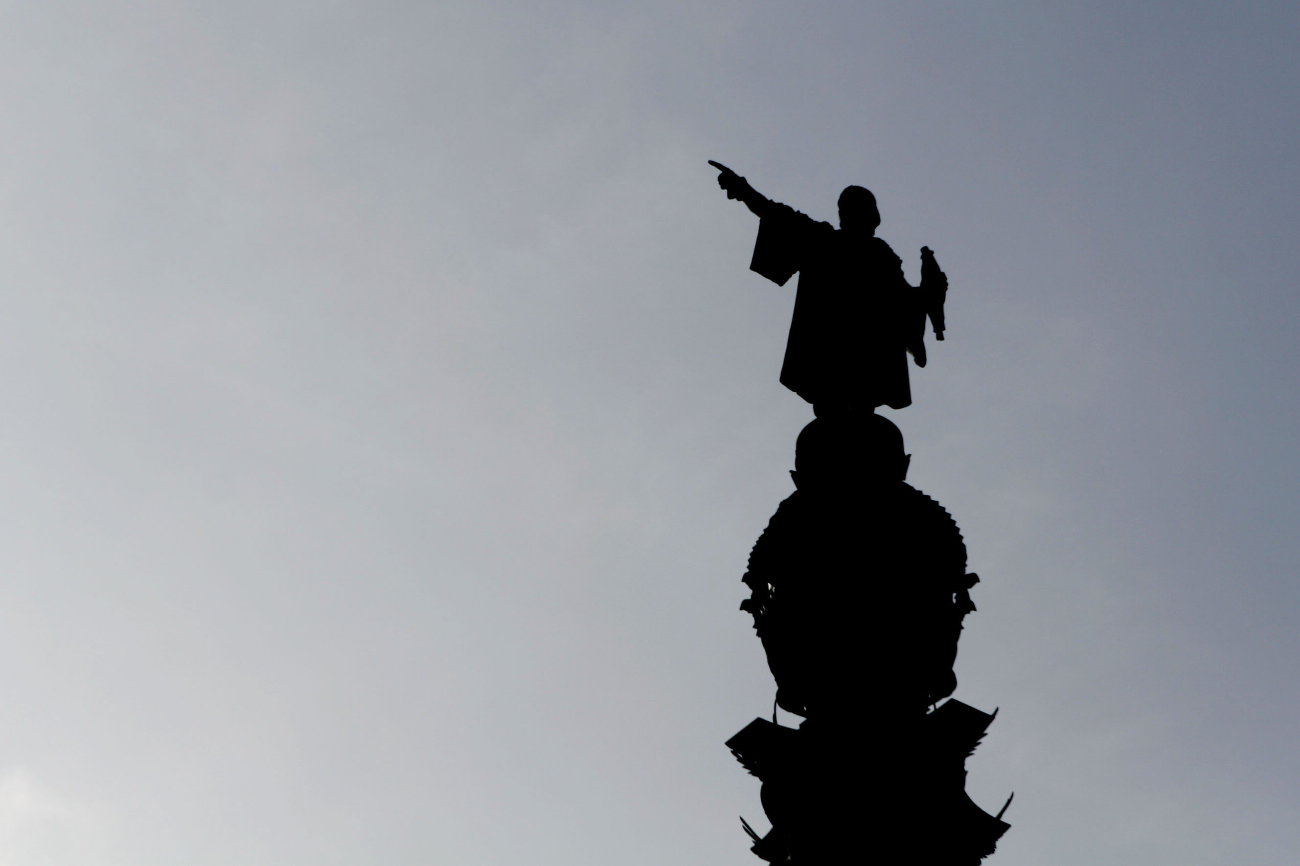 Silhouette of Columbus statue, in Barcelona (by ACN)