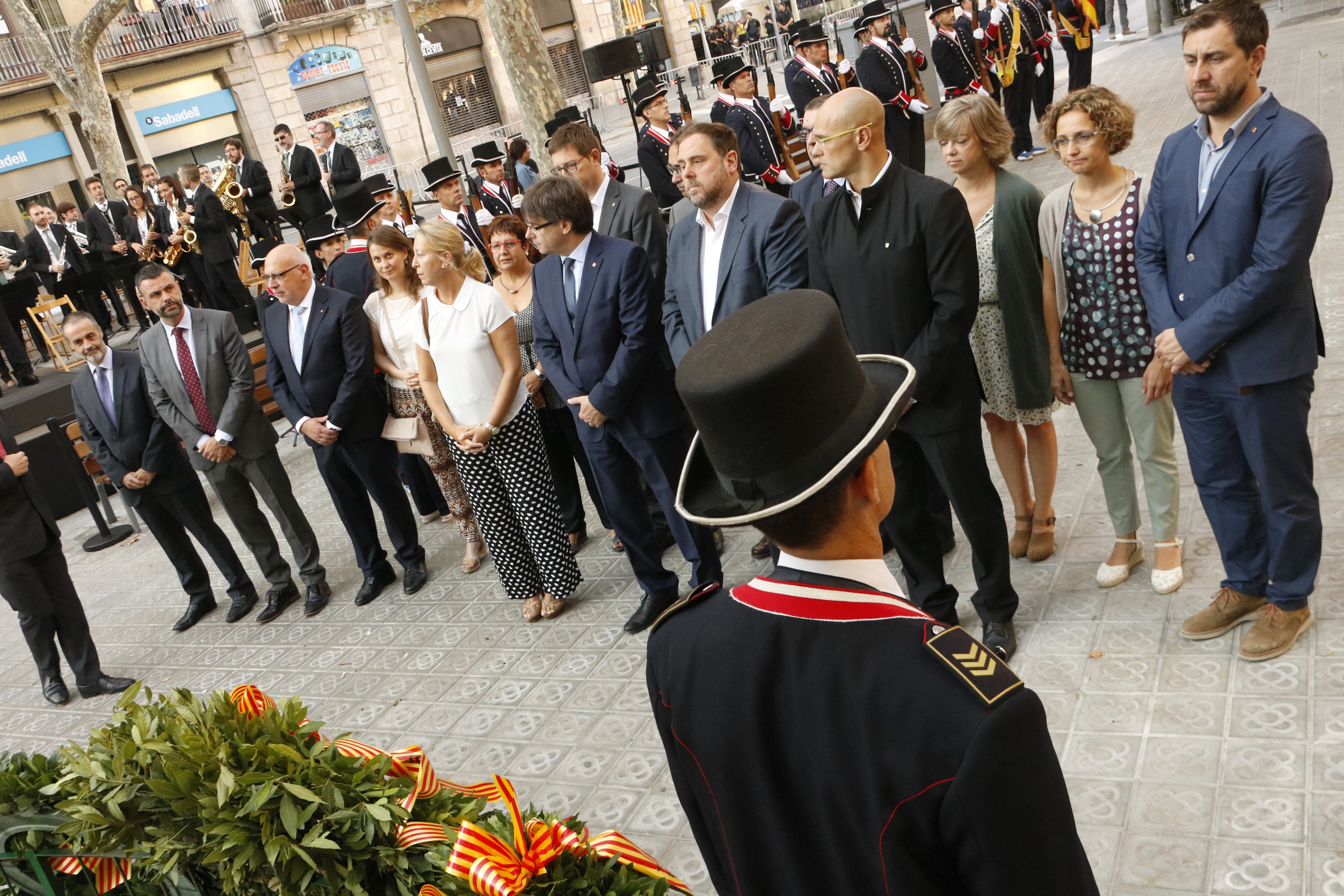 The Catalan Government during the flower offering to Rafael Casanova's statue, on Catalonia's National Day (by ACN)
