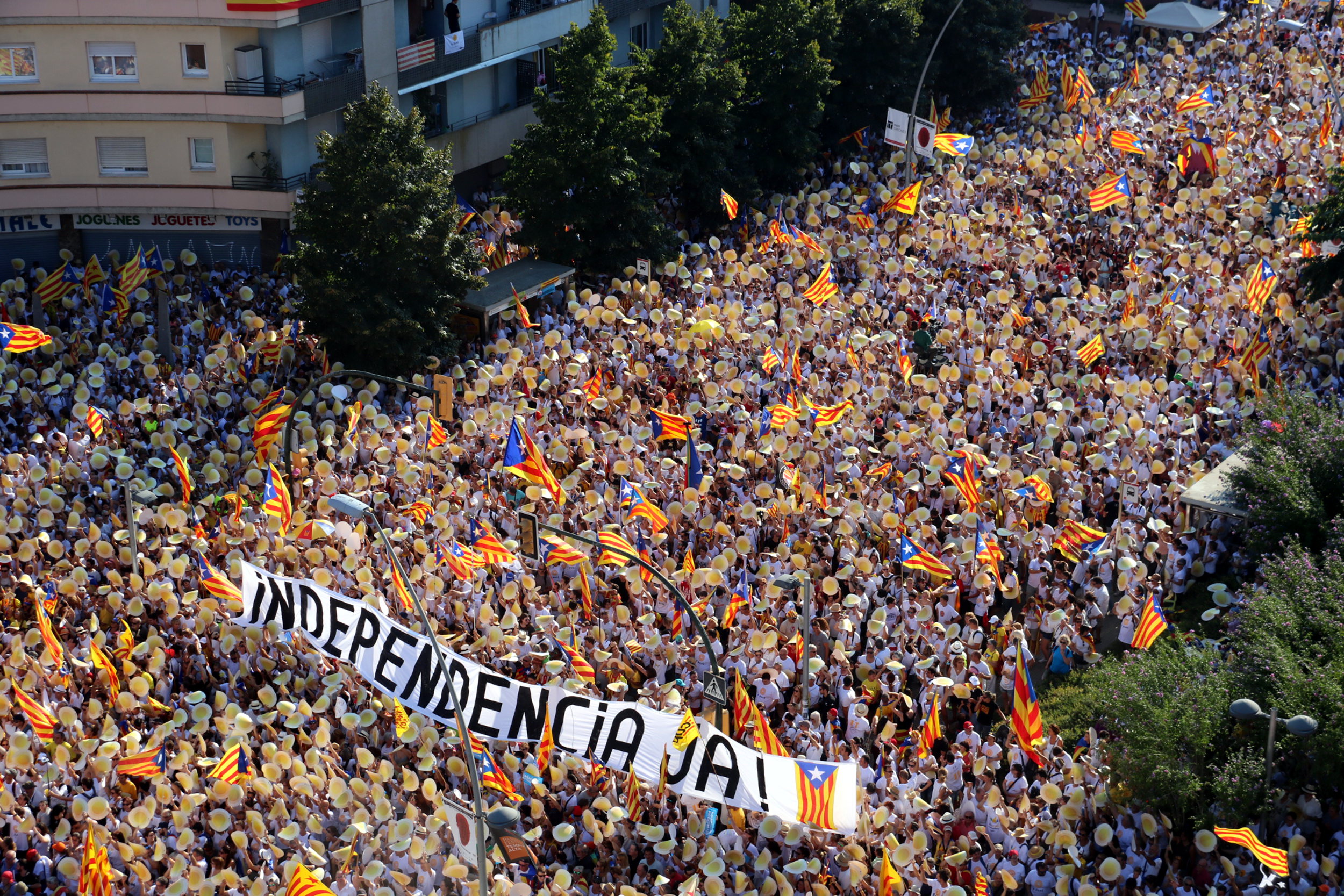 Aerial shot of the pro-independence mobilisation in Salt, next to Girona (by ACN)