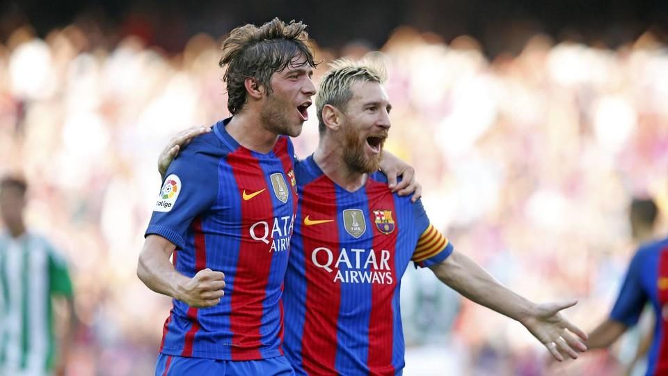 Sergi Roberto and Messi celebrate scoring at the Camp Nou (by FCB)