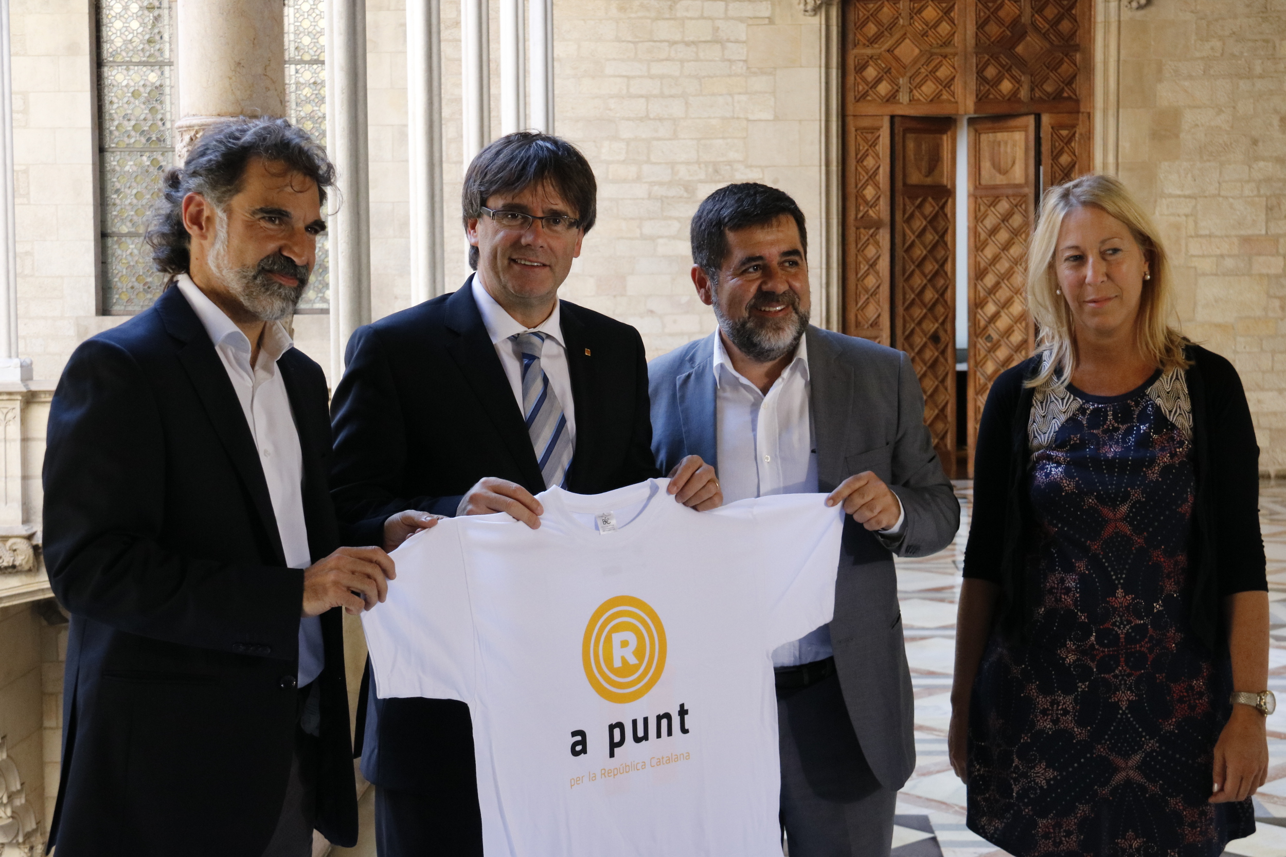 Catalan President, Carles Puigdemont, together with the Catalan National Assembly's President, Jordi Sànchez, Òmnium Cultural's, Jordi Cuixart and the Catalan Government's spokeswoman, Neus Munté (by ACN)